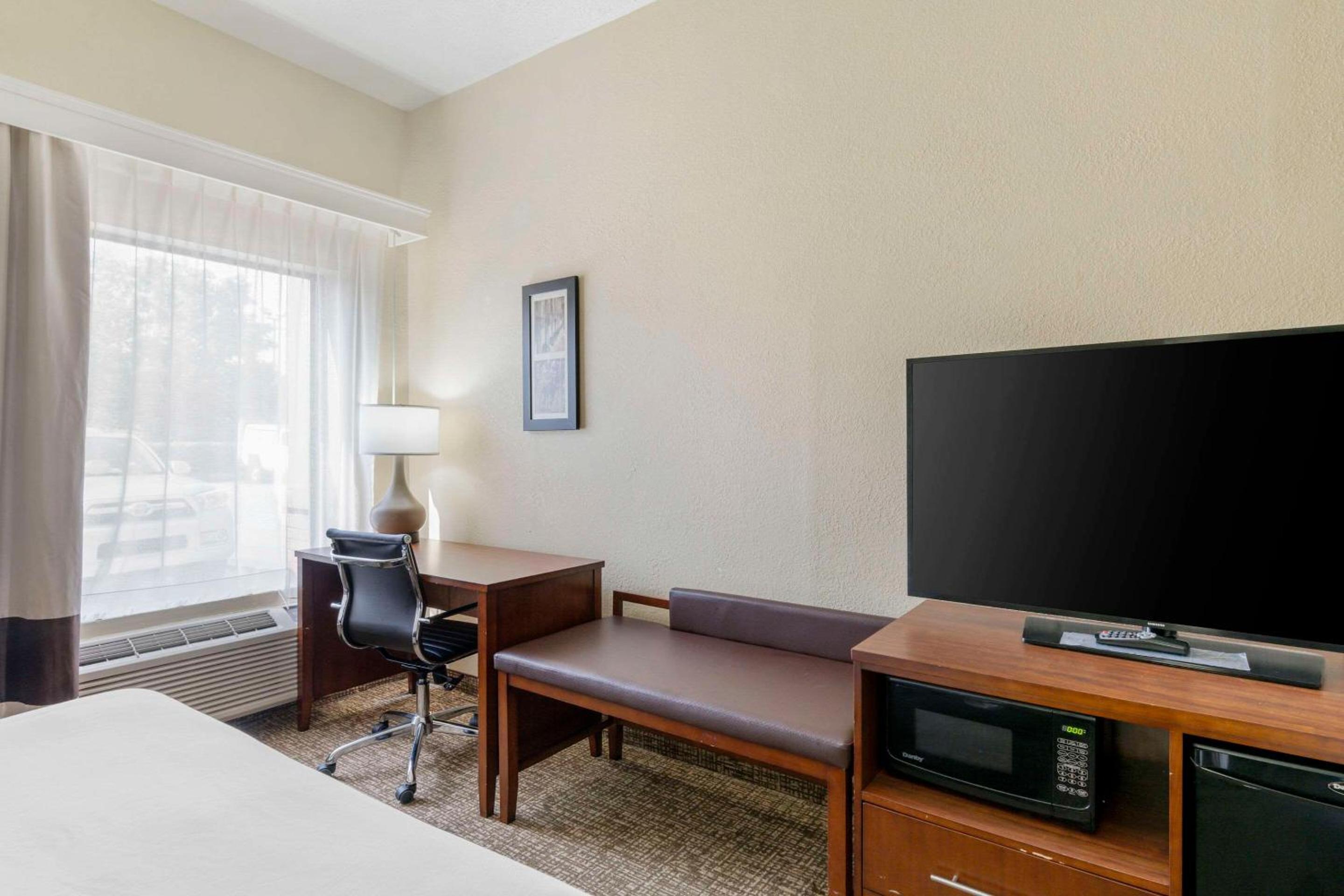 King Room - Non-Smoking - Photo 3