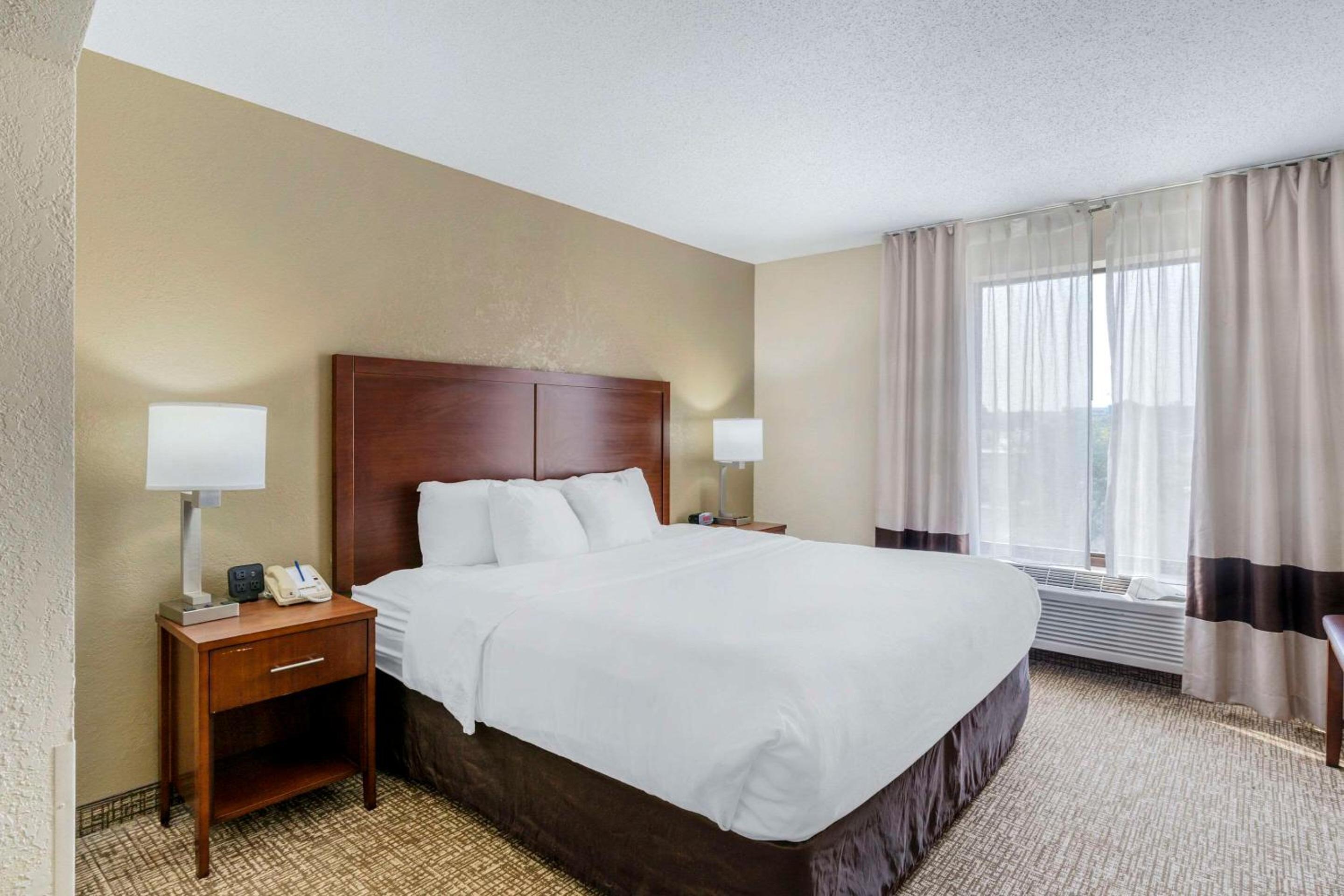 King Suite - Non-Smoking - Photo 2