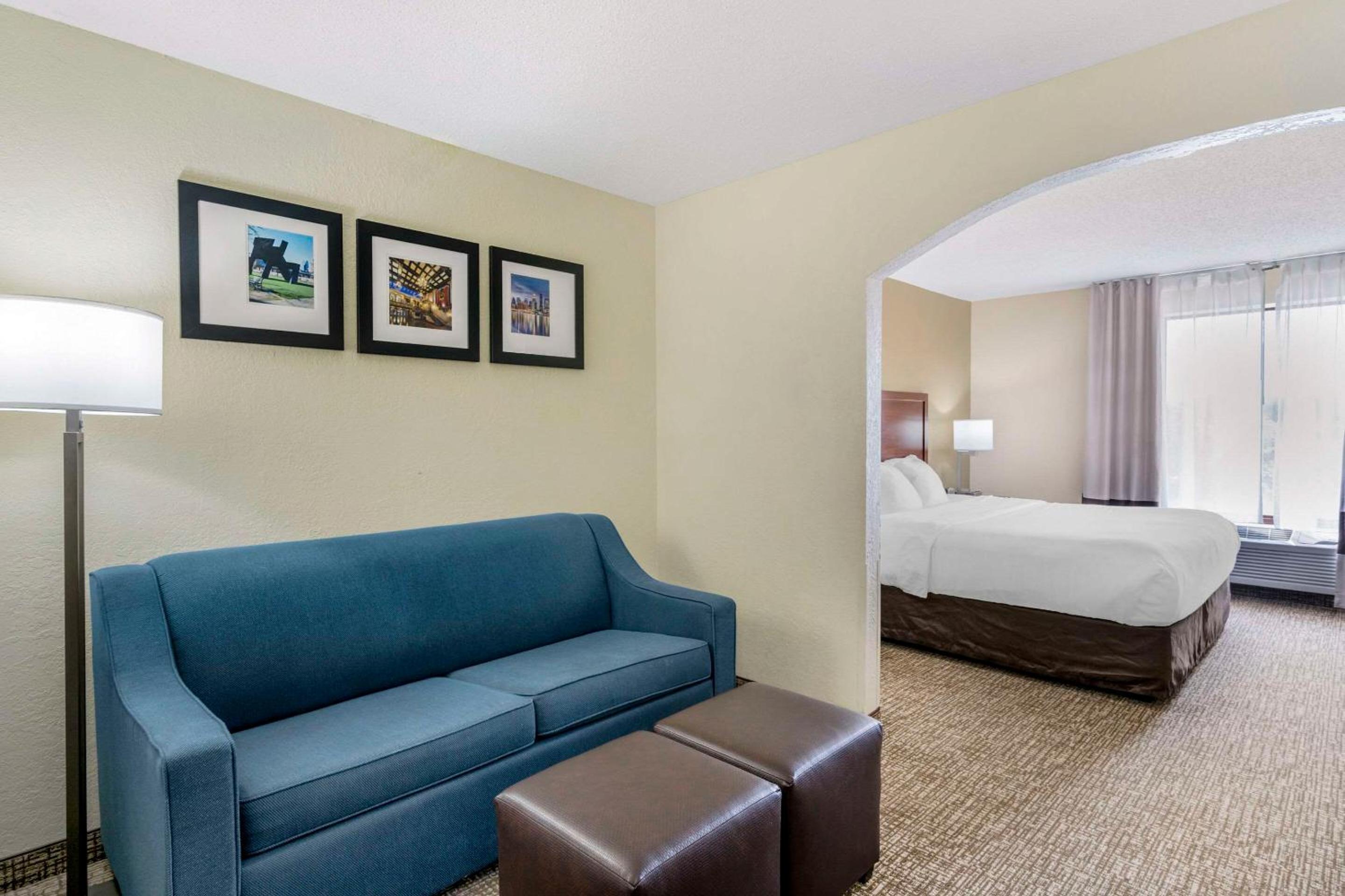 King Suite - Non-Smoking - Photo 3