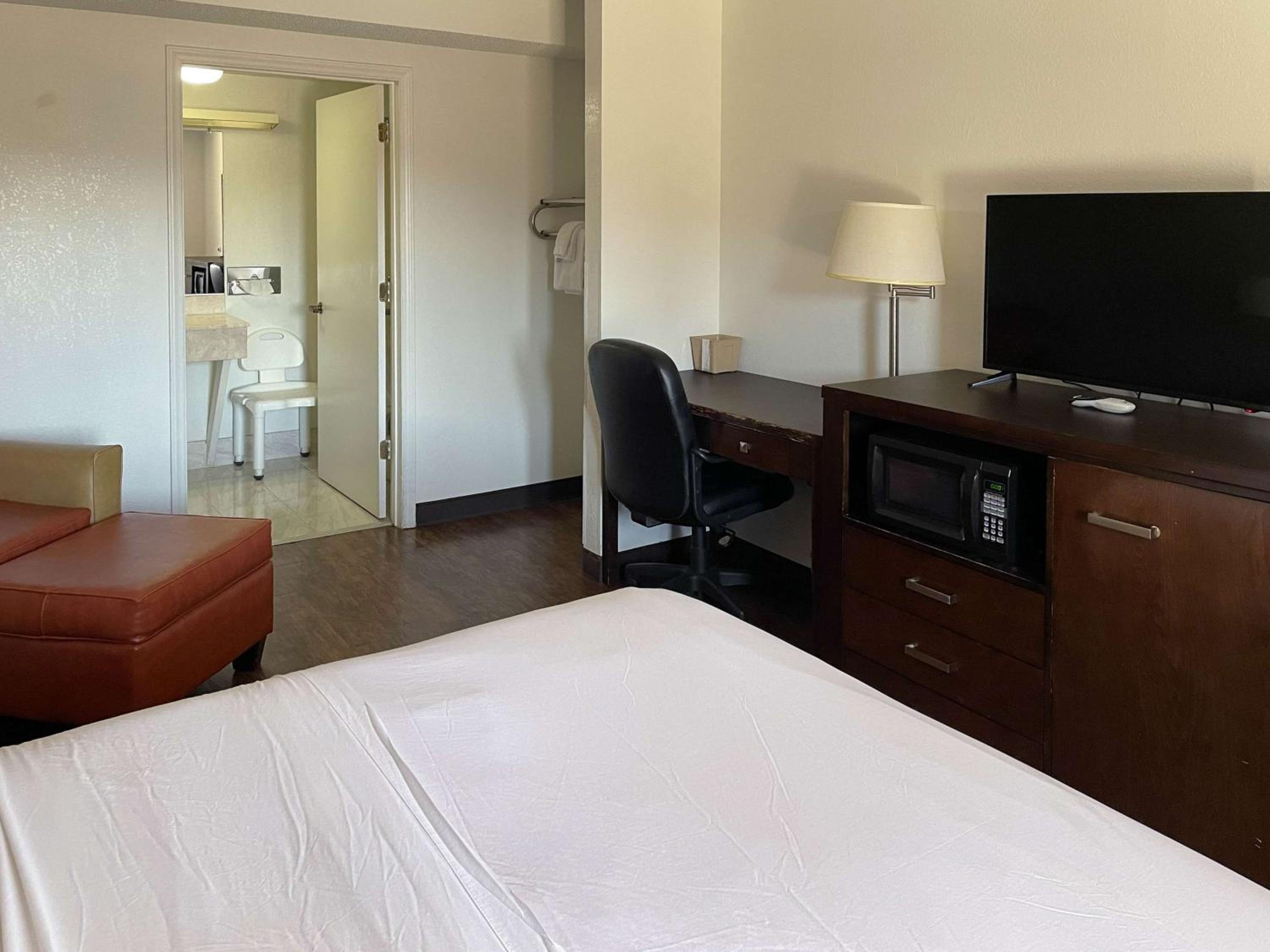 Deluxe King Room - Non-Smoking - Photo 2