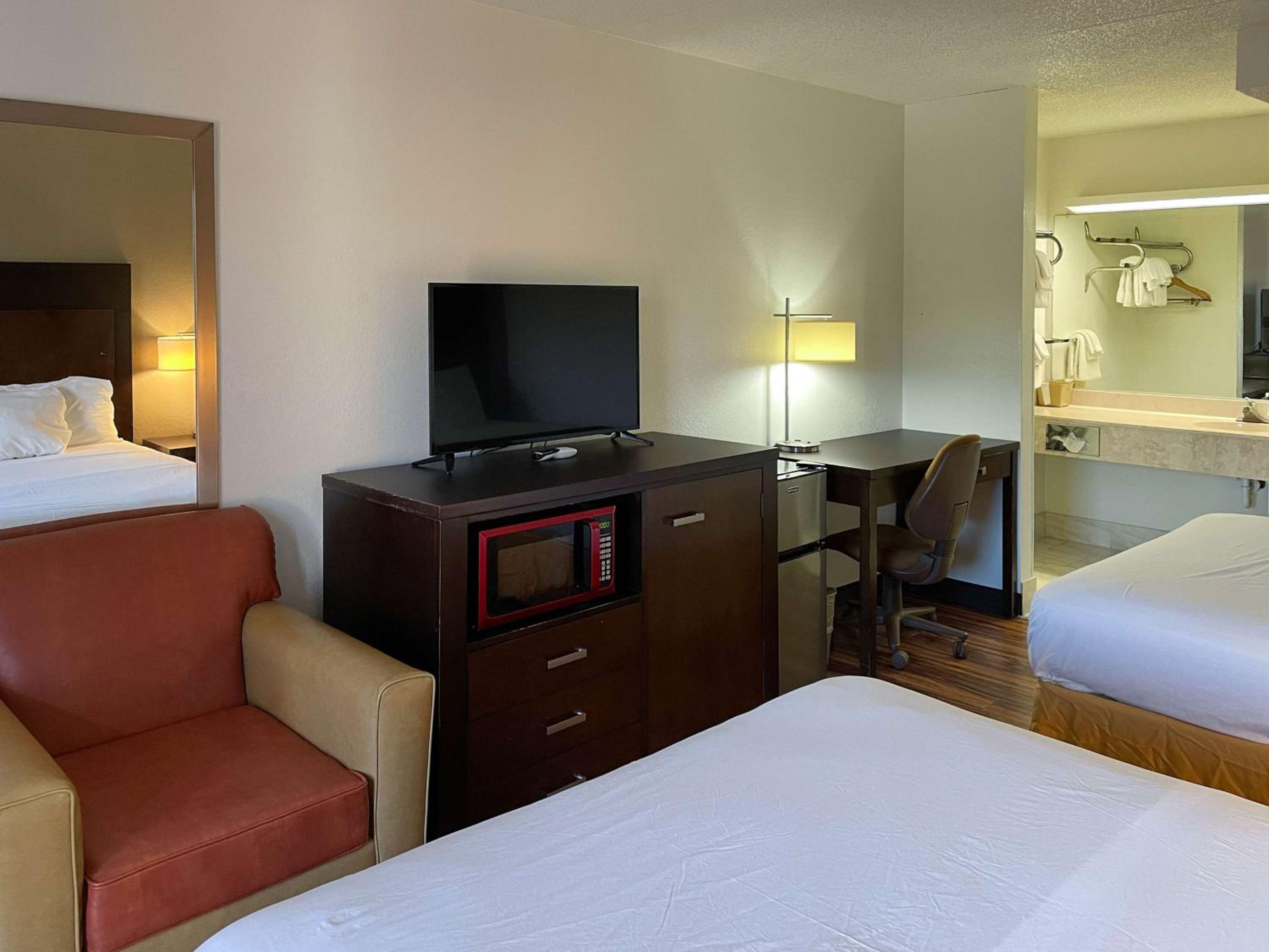 Queen Room with Two Queen Beds - Smoking - Photo 3