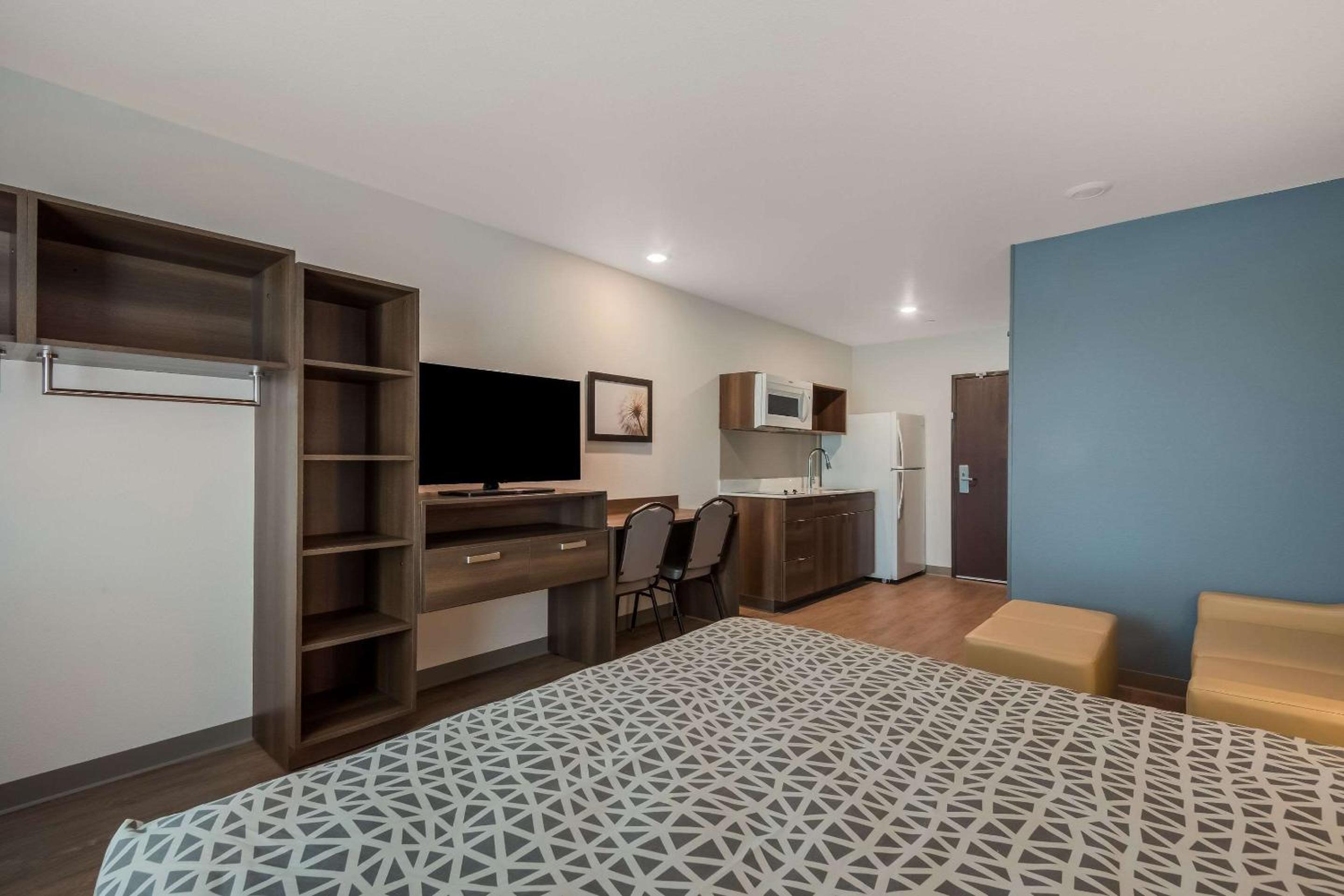 Queen Suite with Sofa - Non Smoking - Photo 1