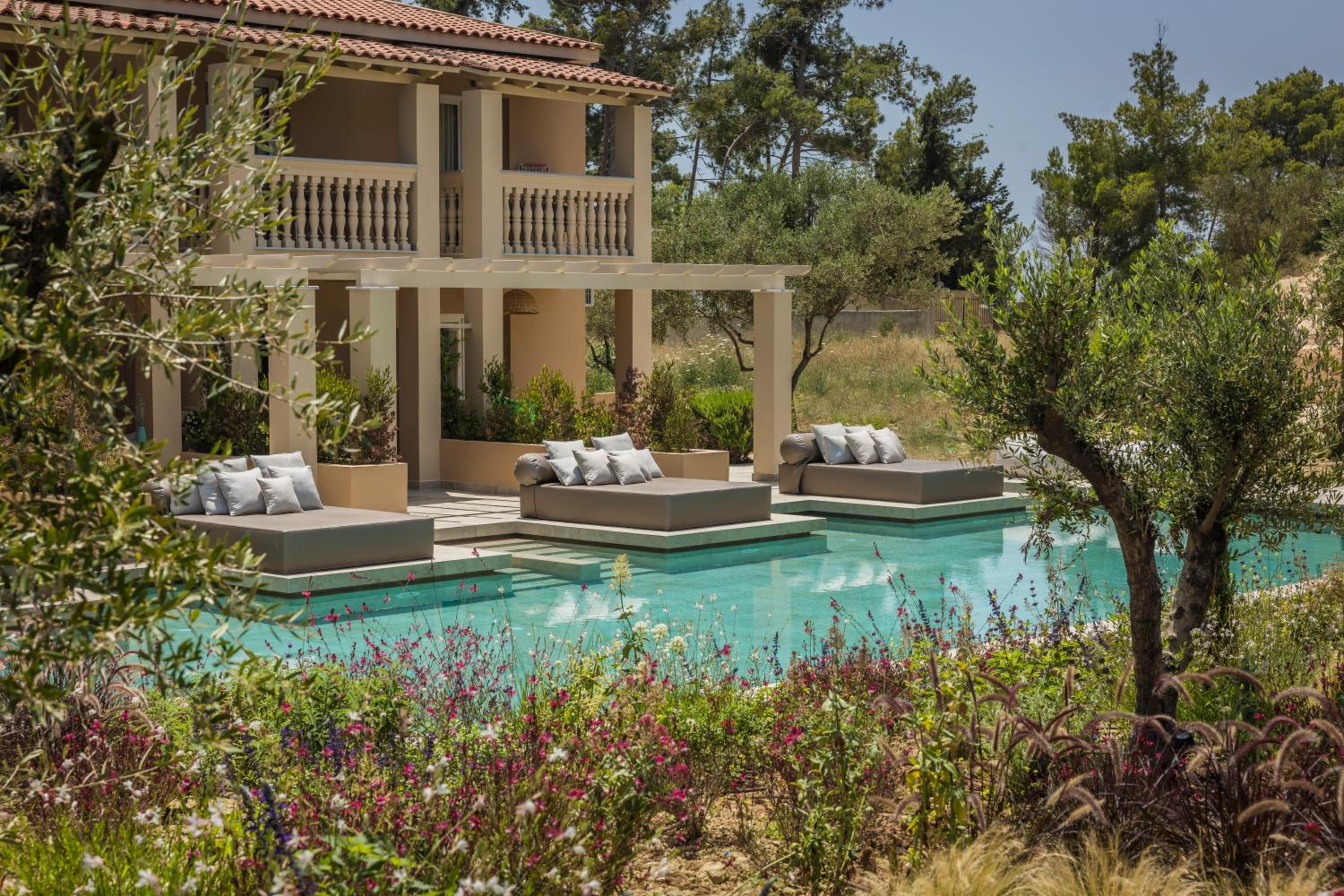 Deluxe garden swim up room ( shared pool ) photo 3
