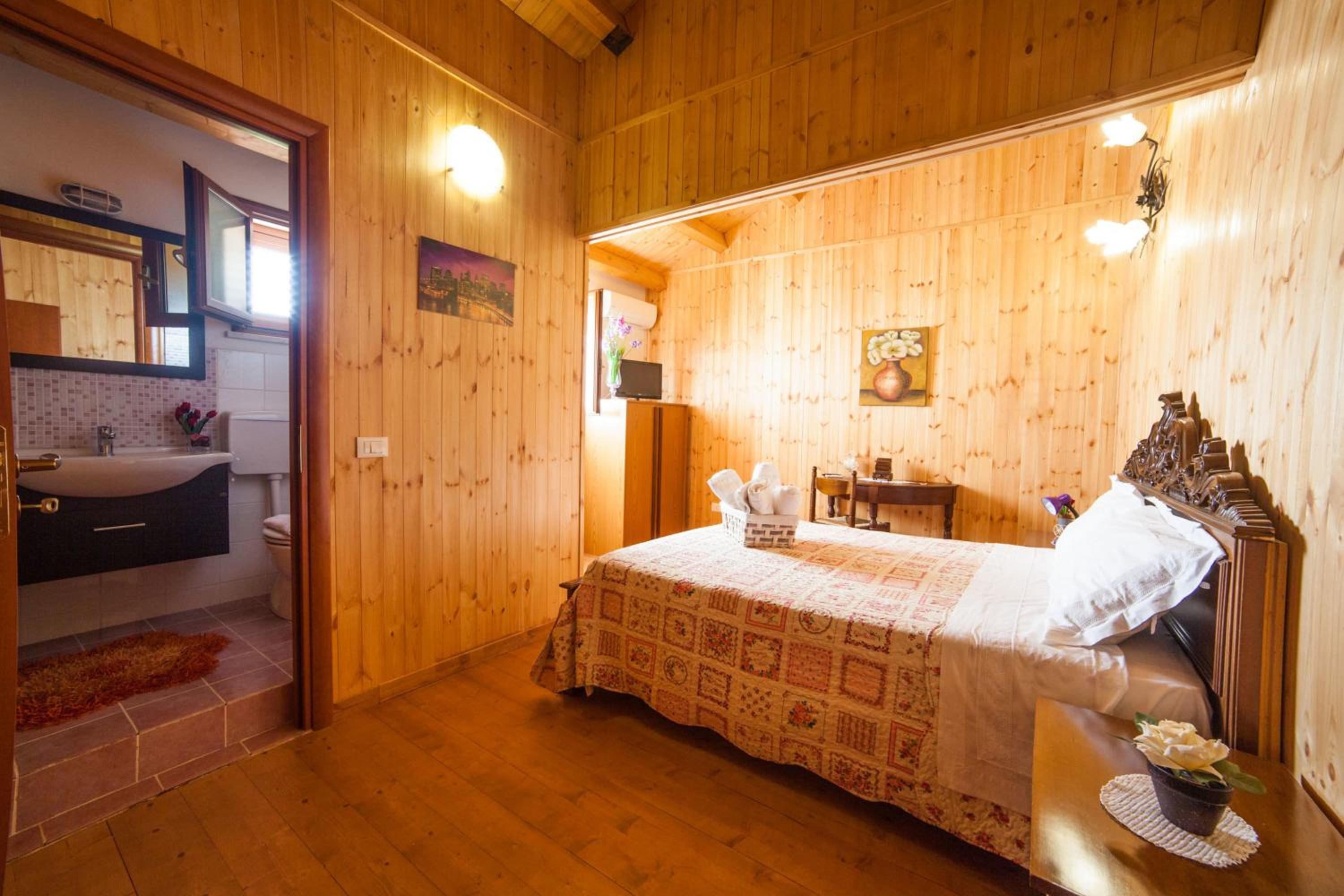 Double Room - Photo 17