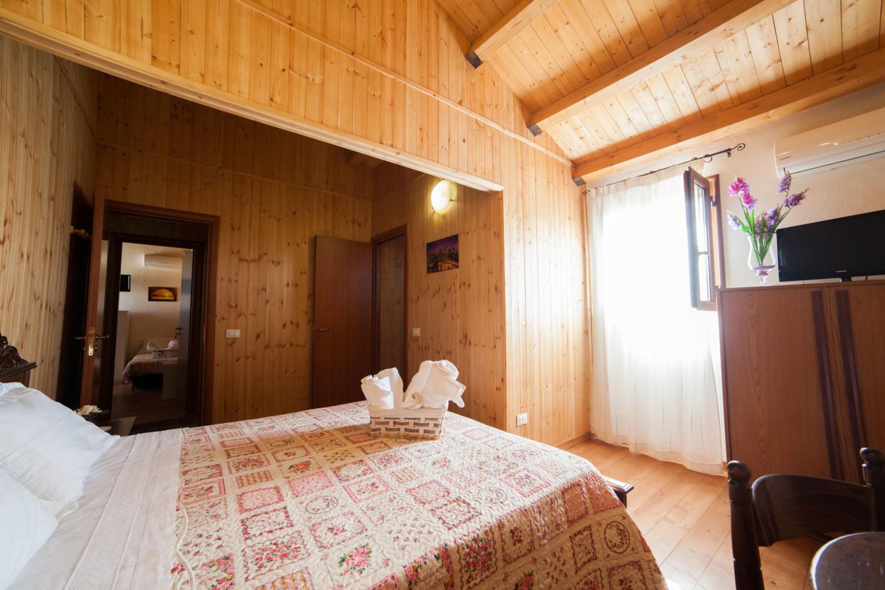 Double Room - Photo 14