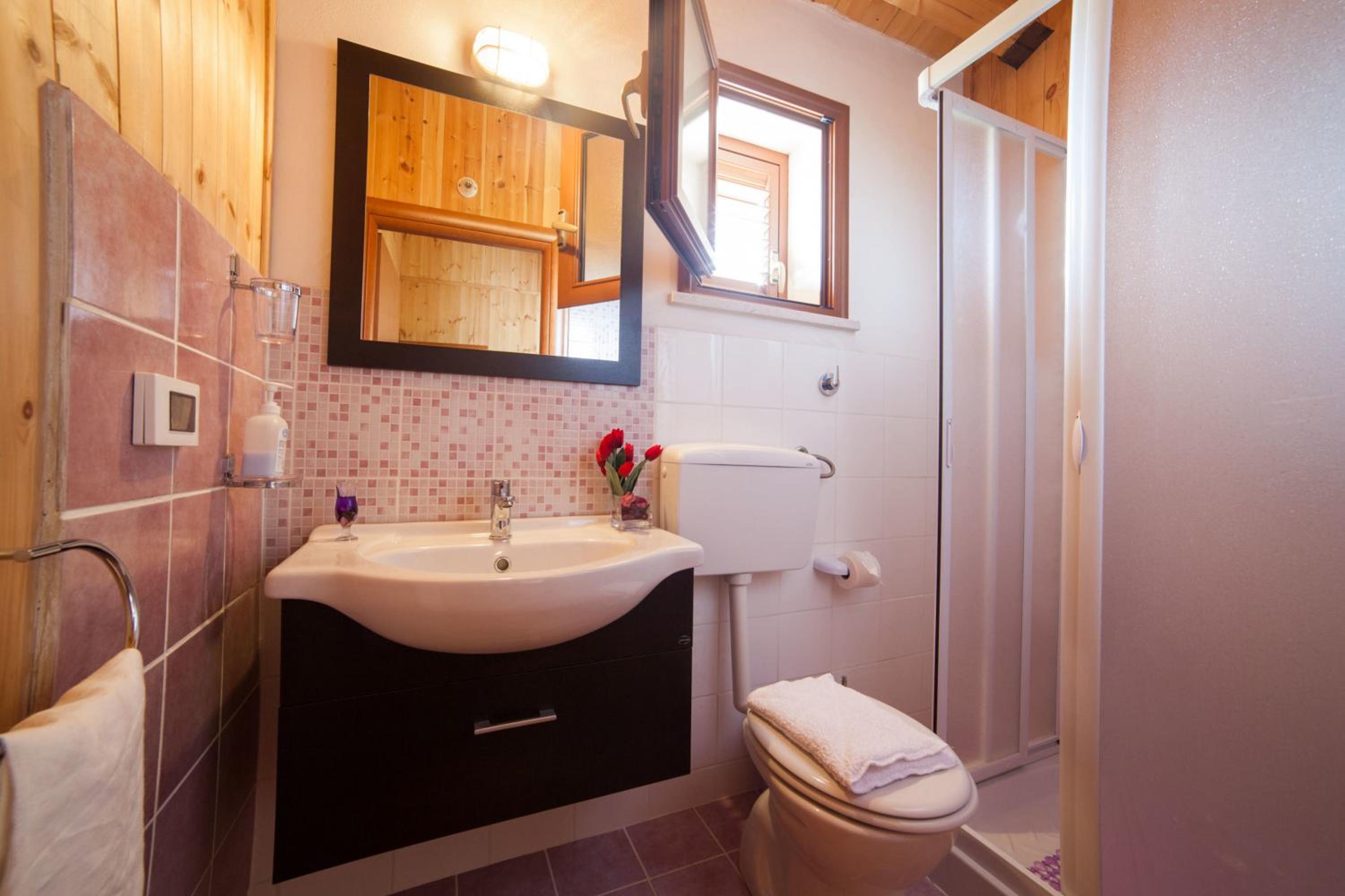 Double Room - Photo 18