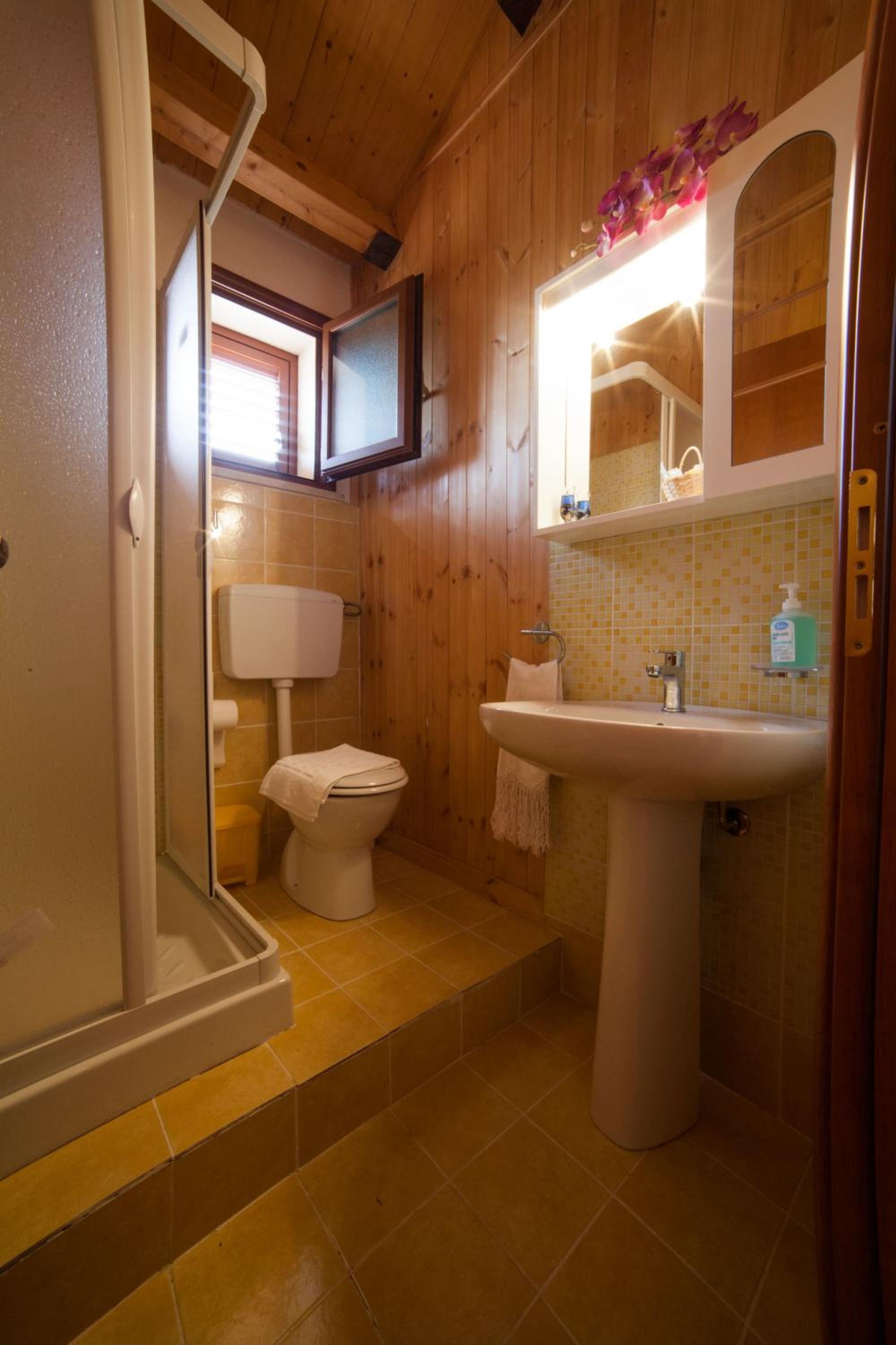 Double Room - Photo 5