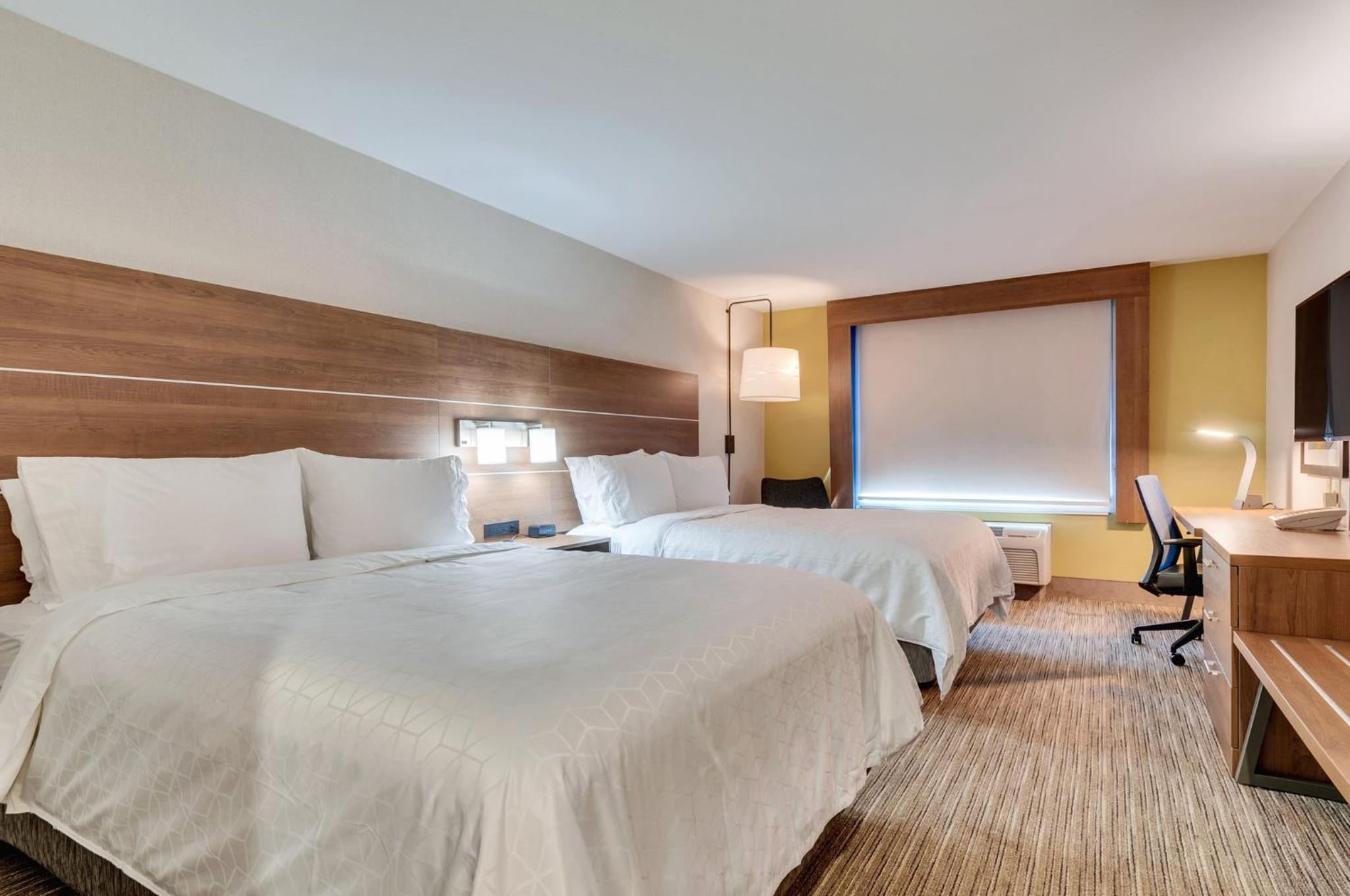 Standard Room with Two Queen Beds - Photo 17