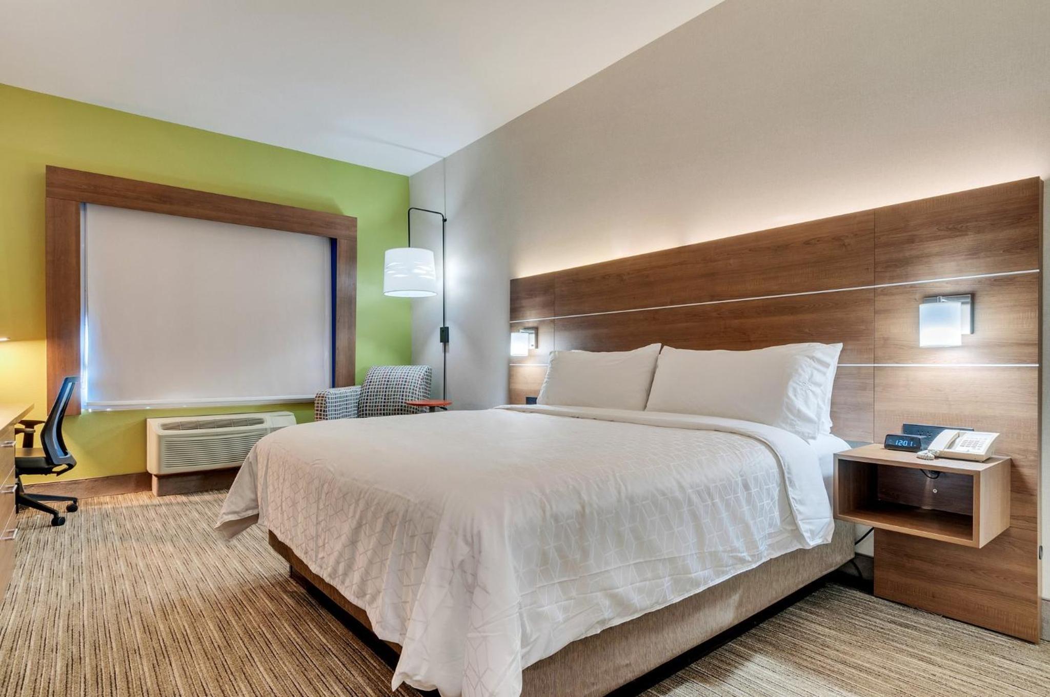 Standard King Room - Photo 13