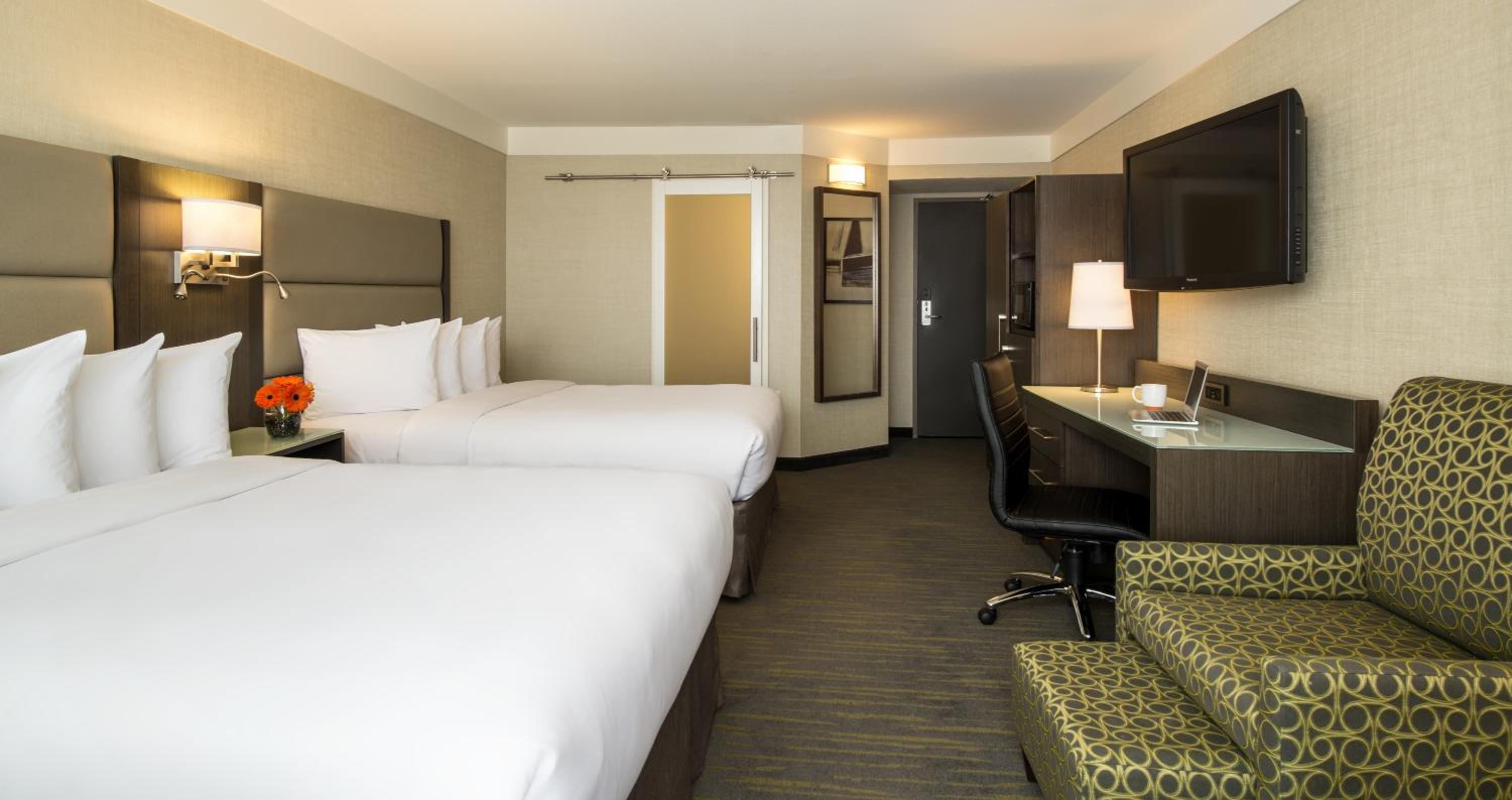 Standard Queen Room with Two Queen Beds photo 1