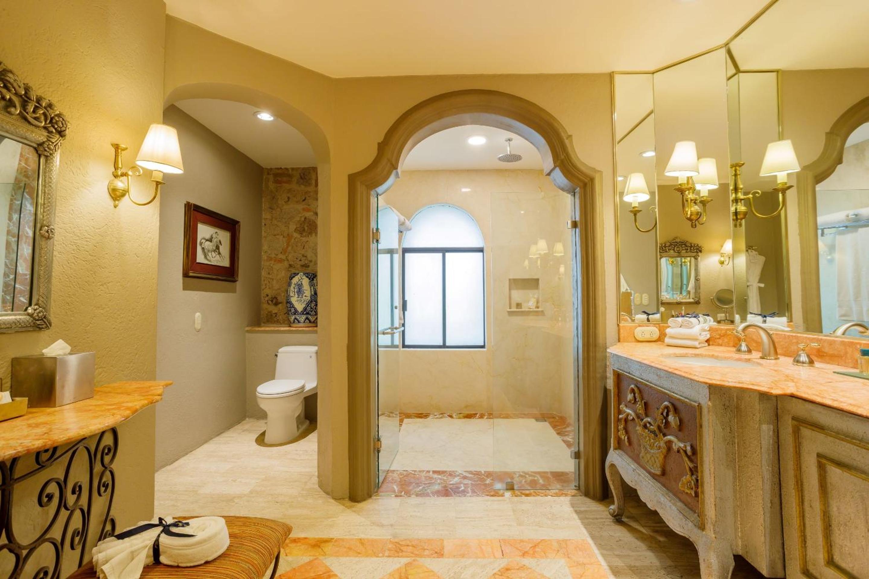 Grand Class King Suite - Photo 17