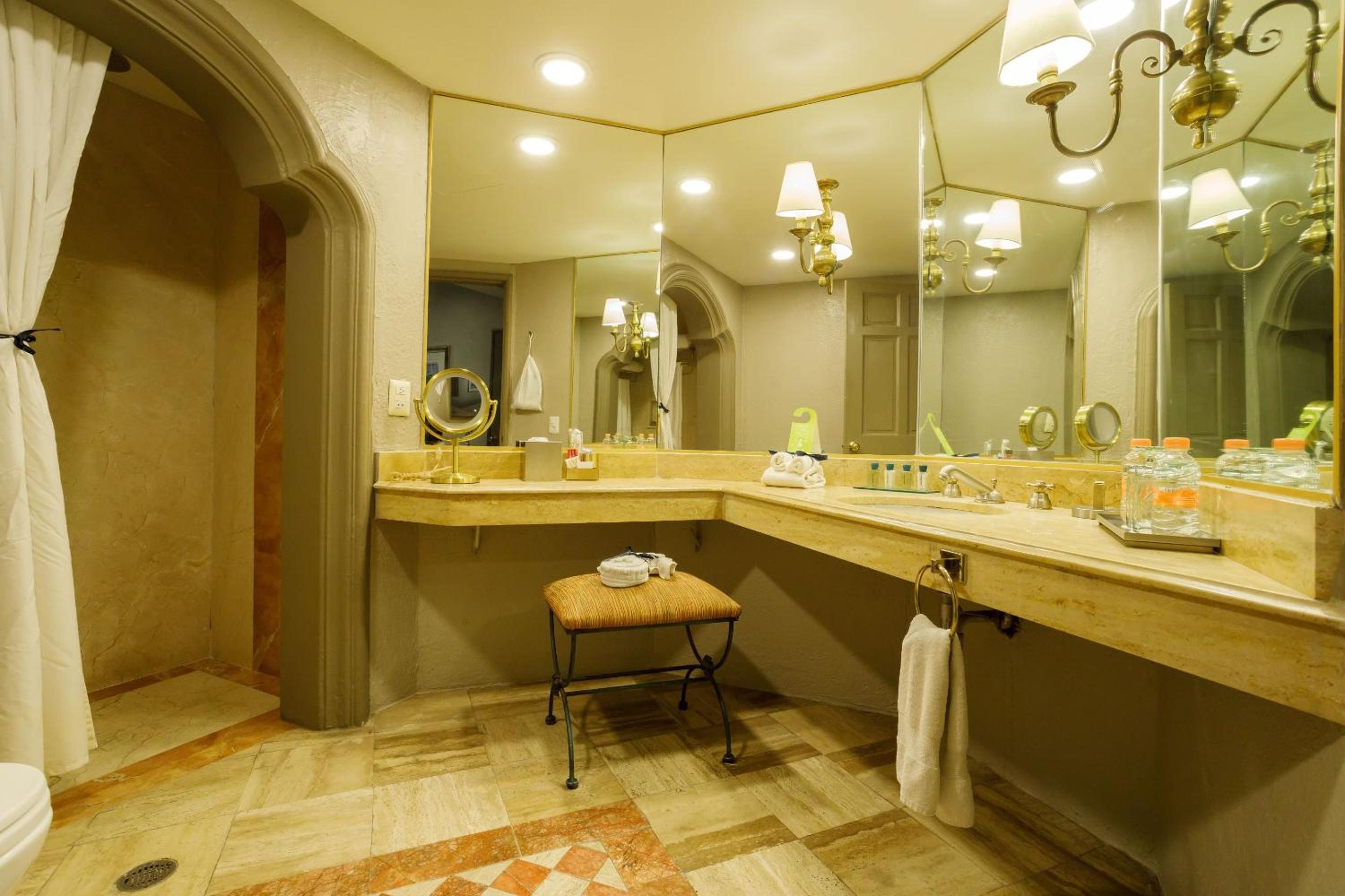 Master Suite King - Photo 4