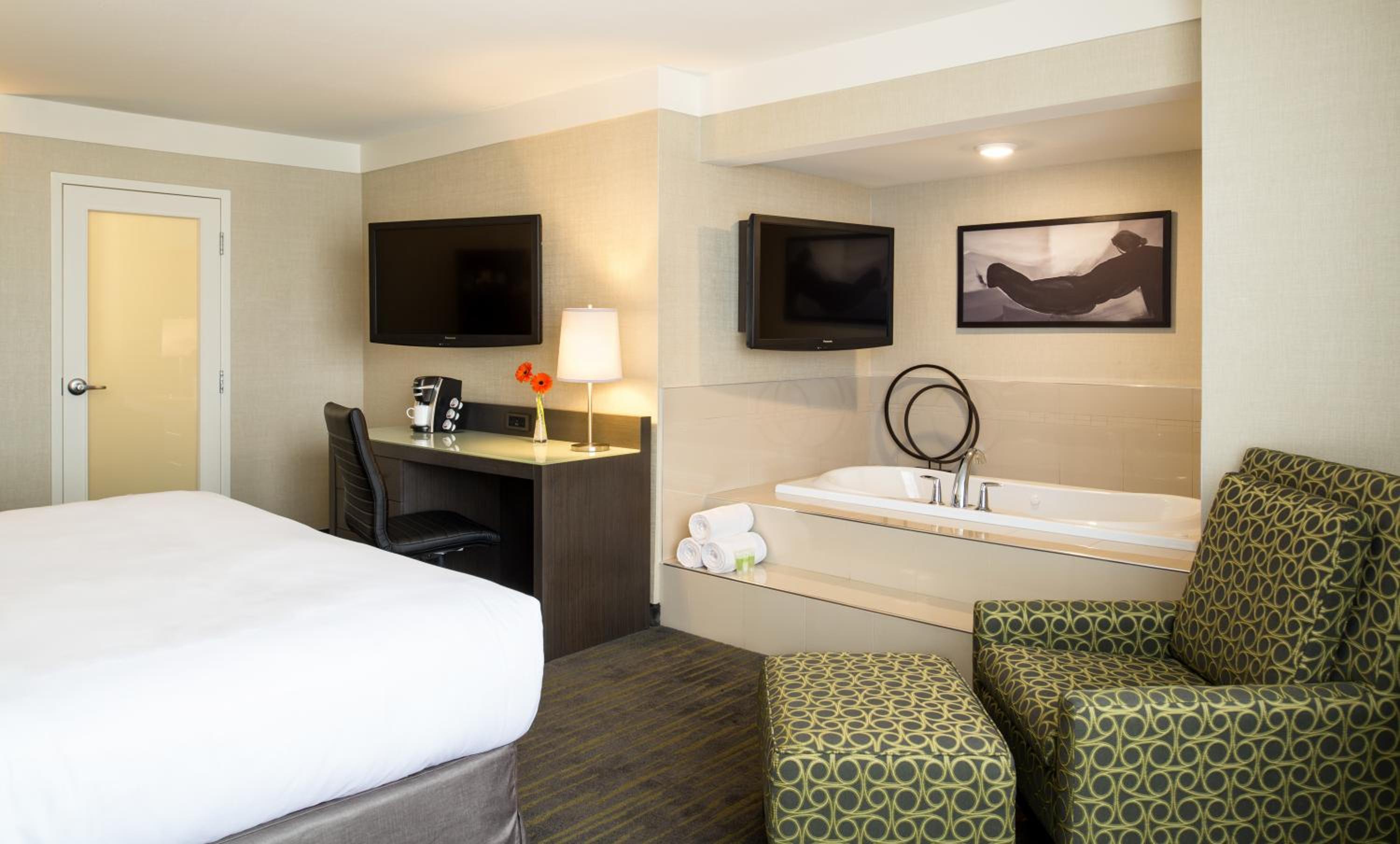 Suite Suite, Jetted Tub photo 1