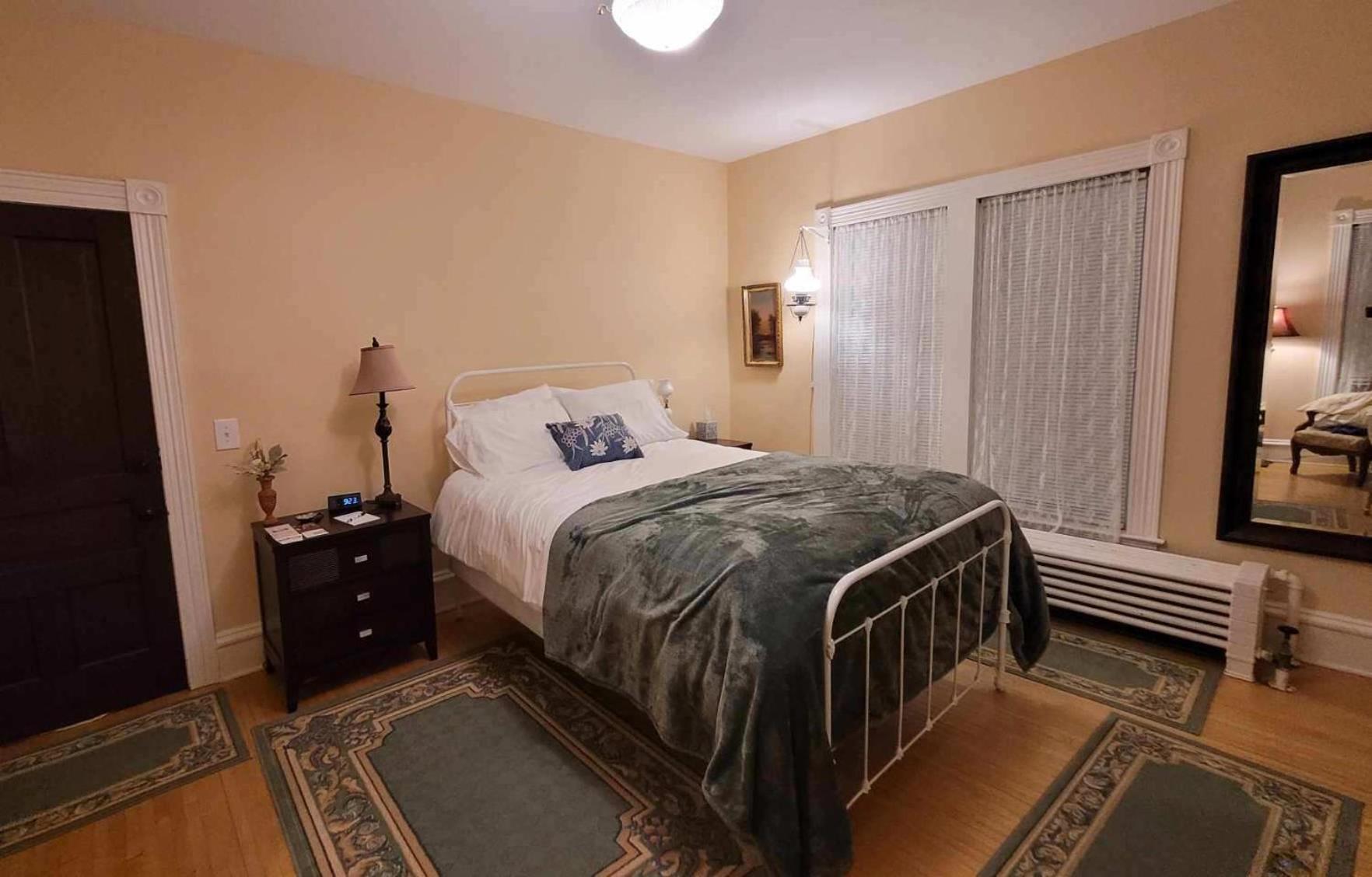 Queen Room photo 1
