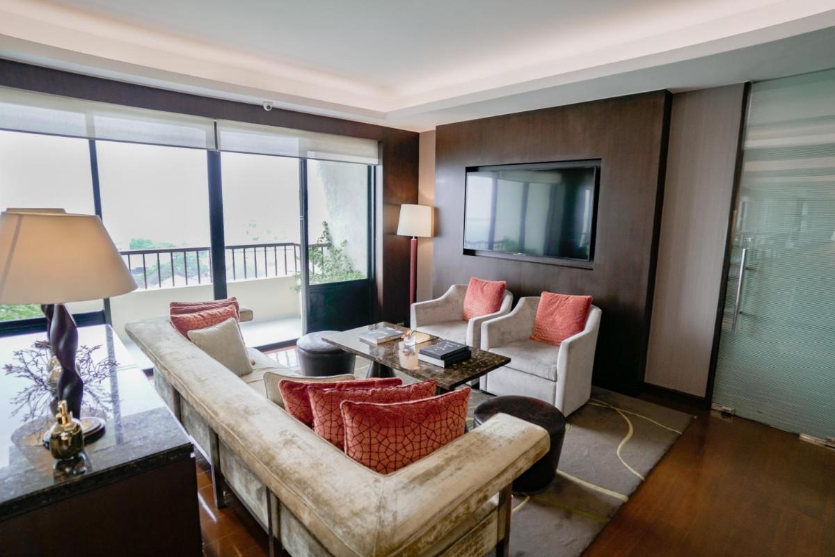 Sofitel King Suite with City View or Bay View photo 3