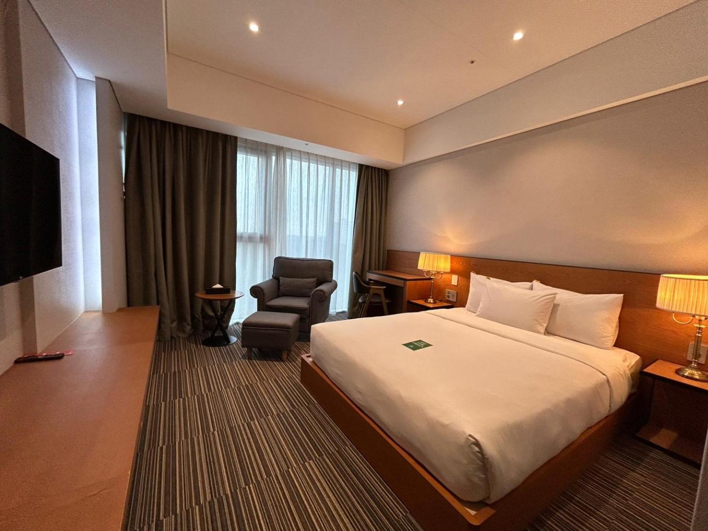 Standard Queen Room (3 Days Free Parking until June) - Photo 1