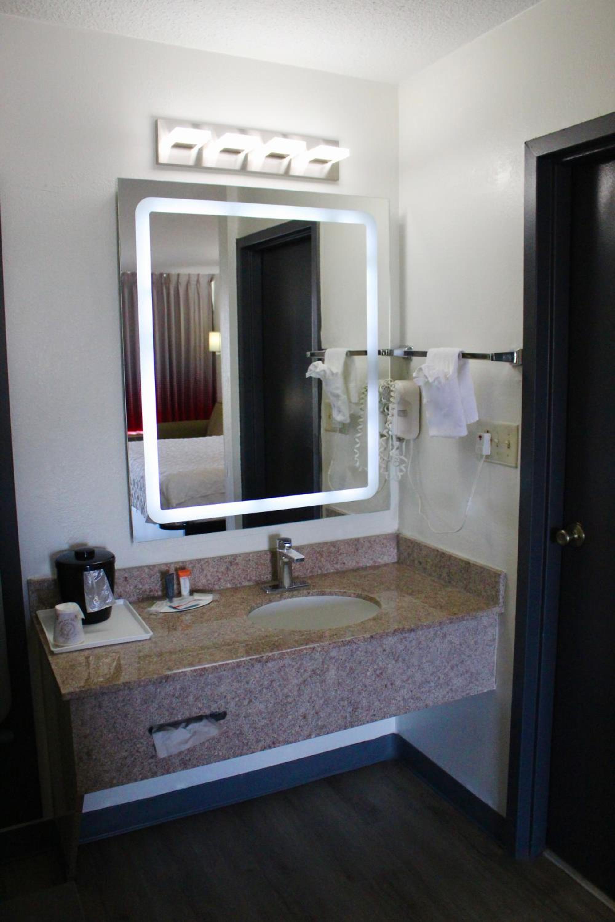 King Room - Non-Smoking - Photo 7
