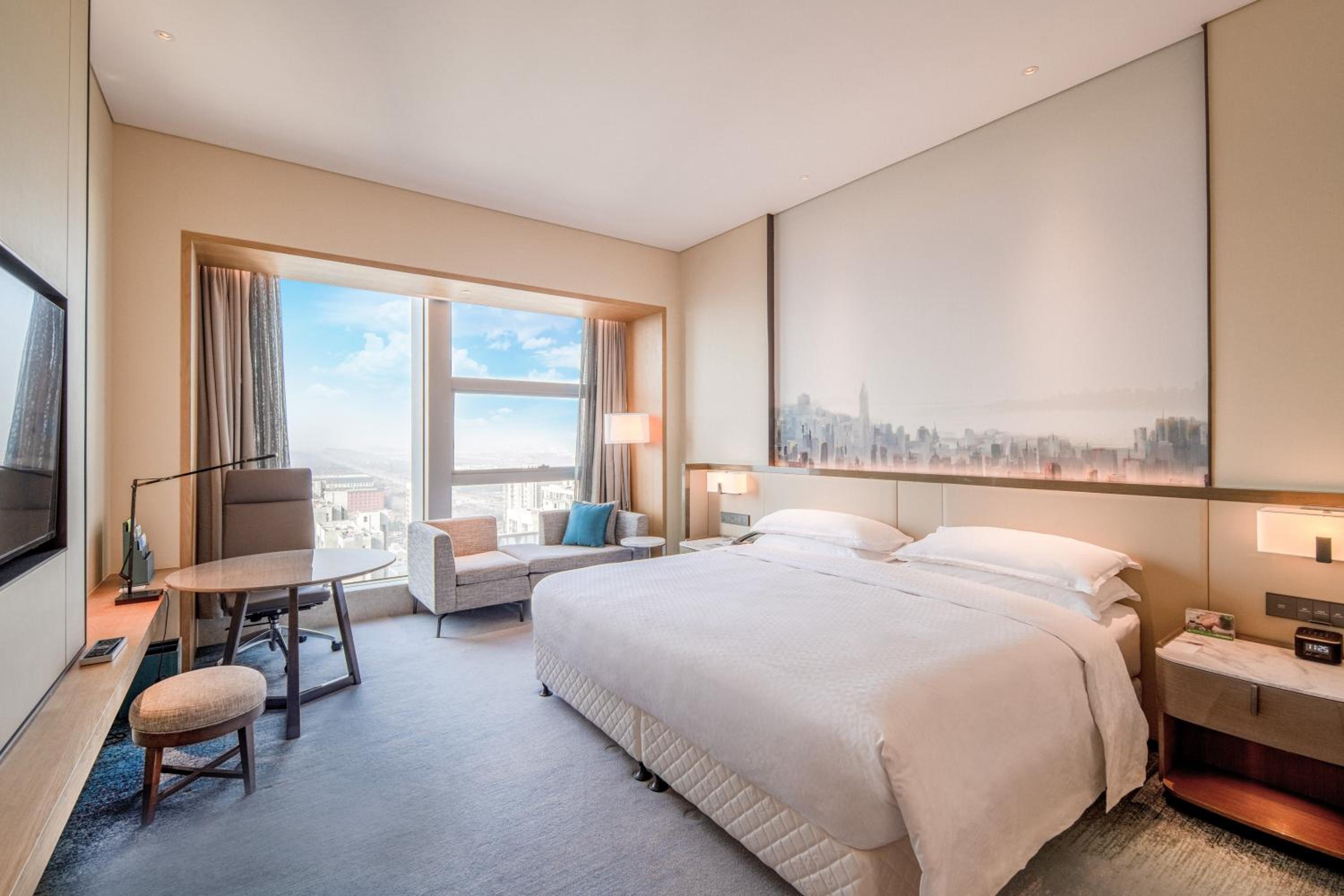 Deluxe King Room with City View