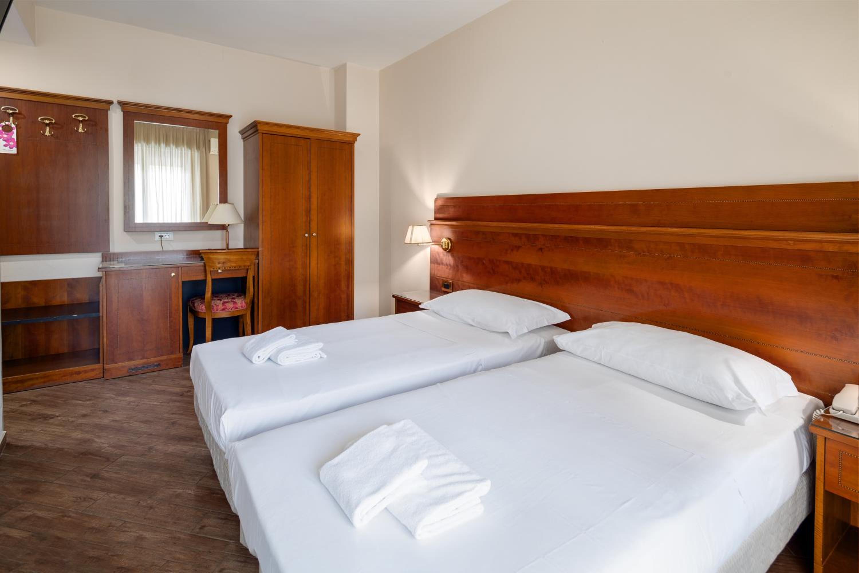 Standard Double or Twin Room with Balcony - Photo 5