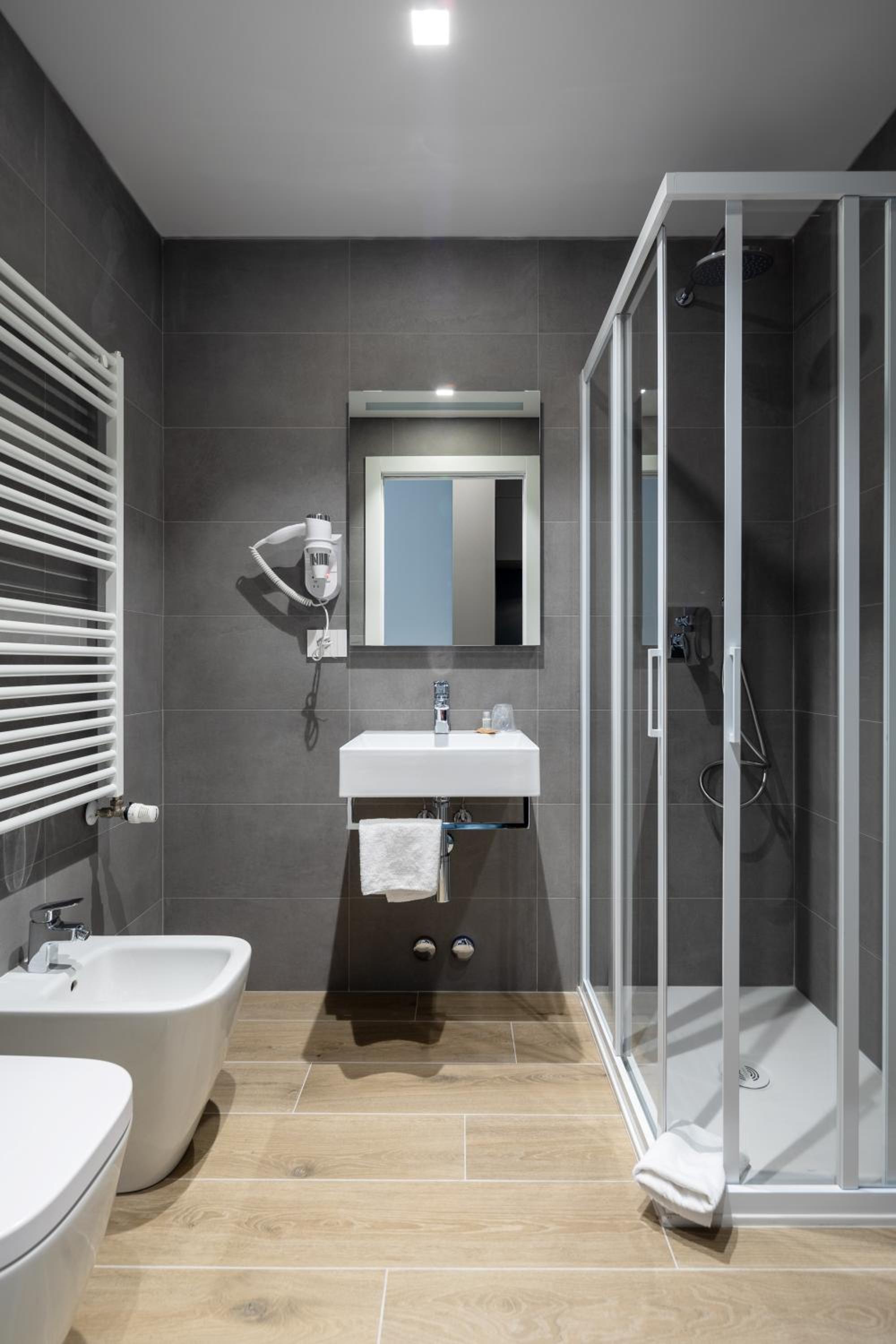 Double or Twin Room - Photo 9