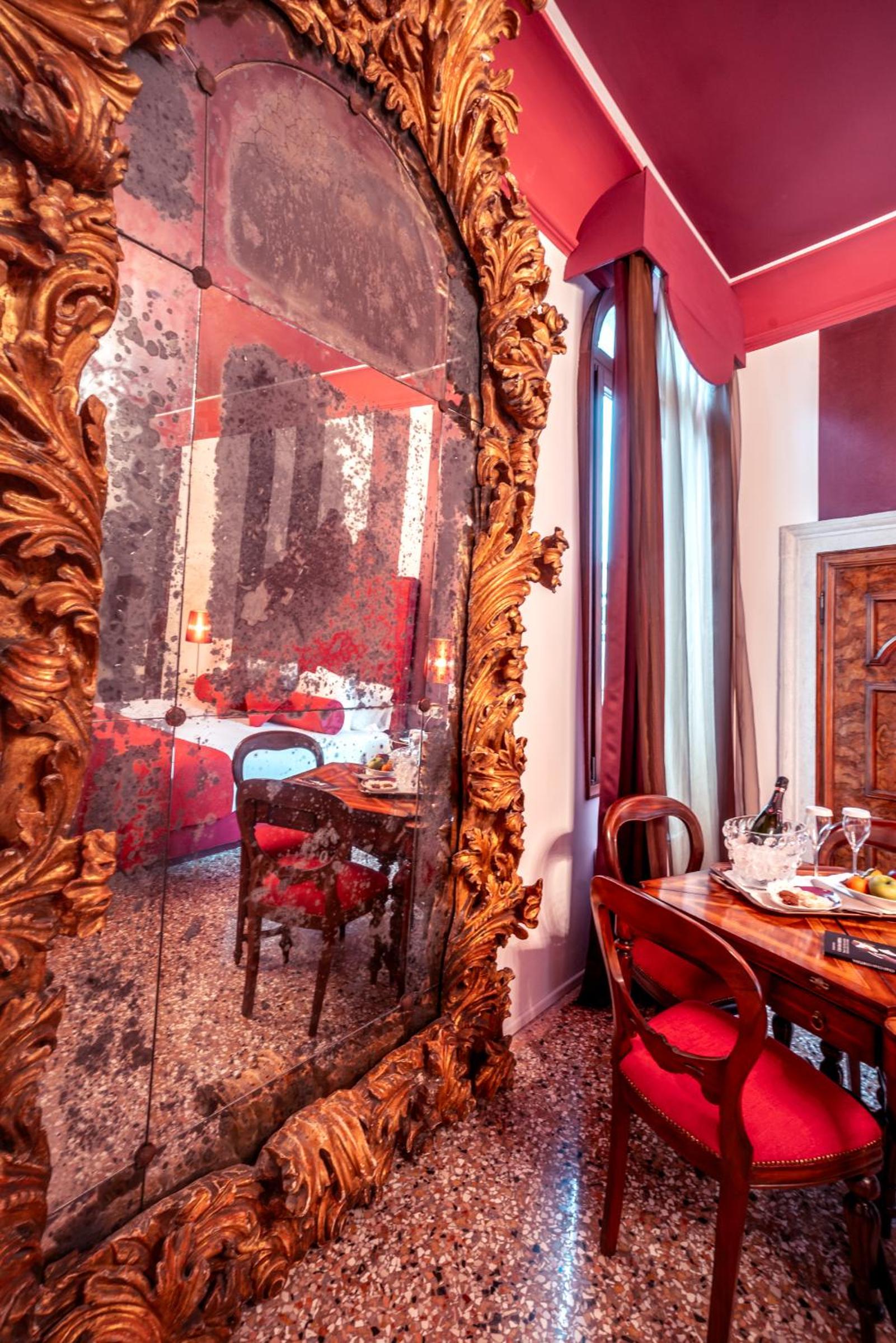 Deluxe Junior Suite with Canal View thumbnail 6