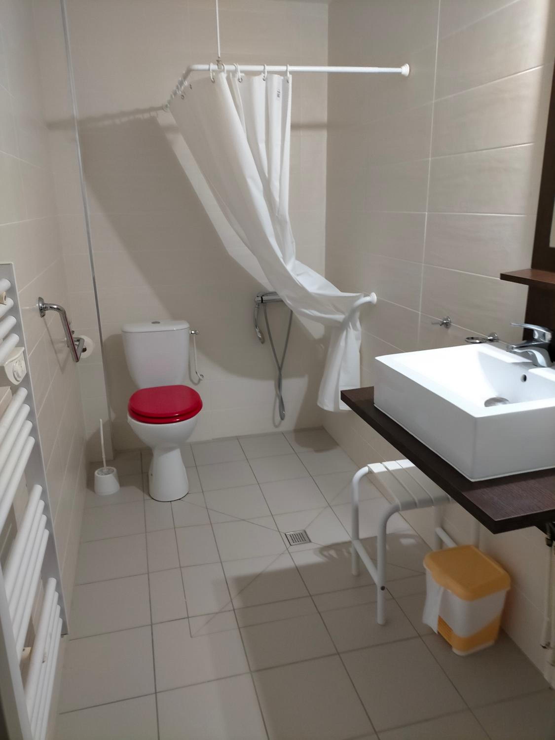 One-Bedroom Apartment - Photo 2