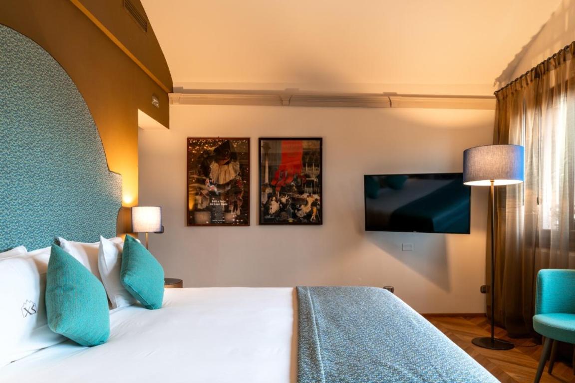 Deluxe Double Room with Garden View thumbnail 5