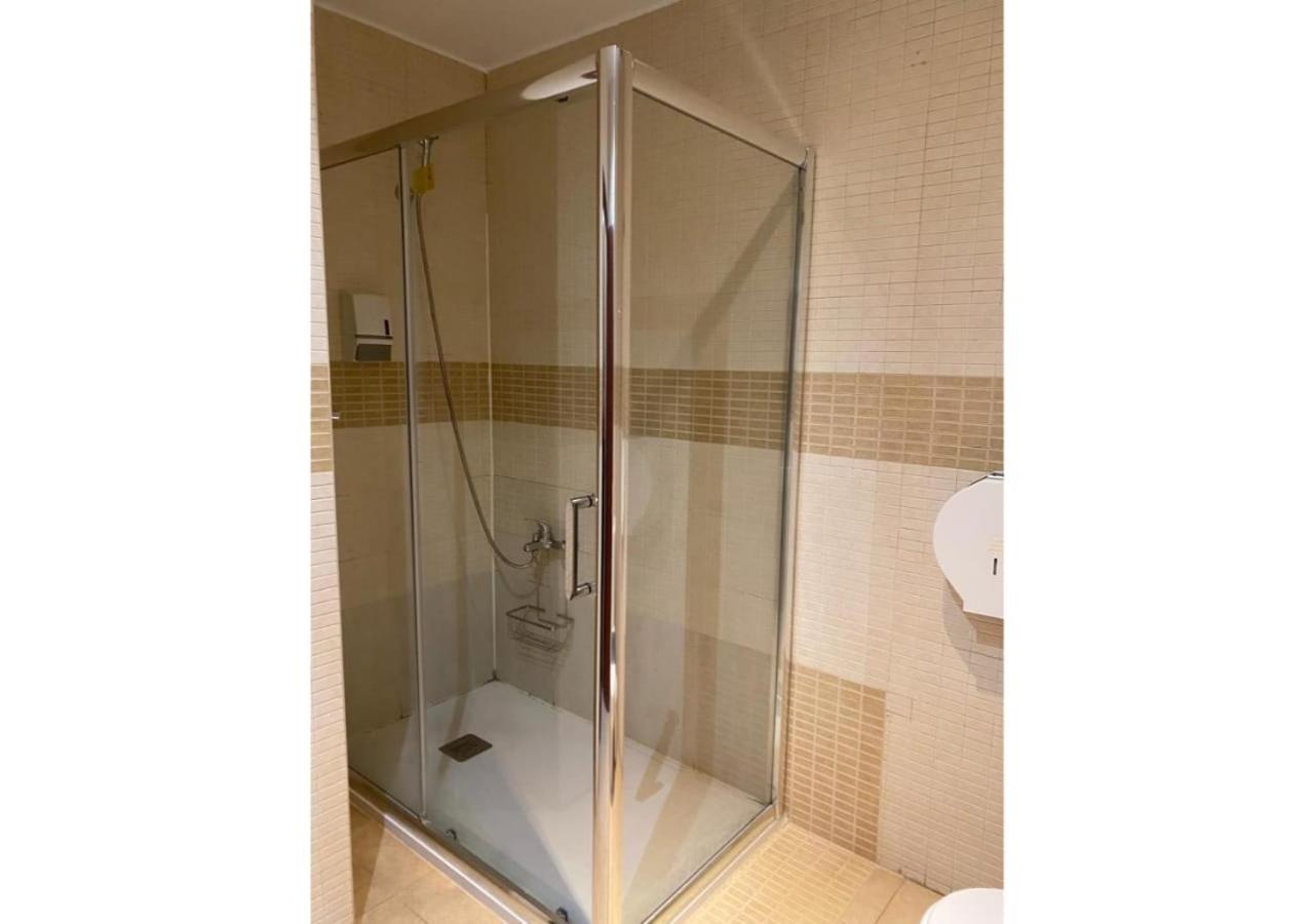 Double or Twin Room with Private Bathroom - Photo 4