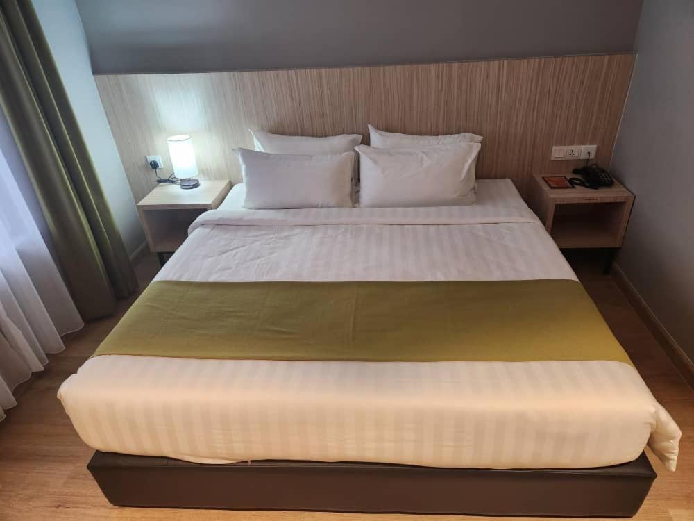 Deluxe King Room - Photo 2