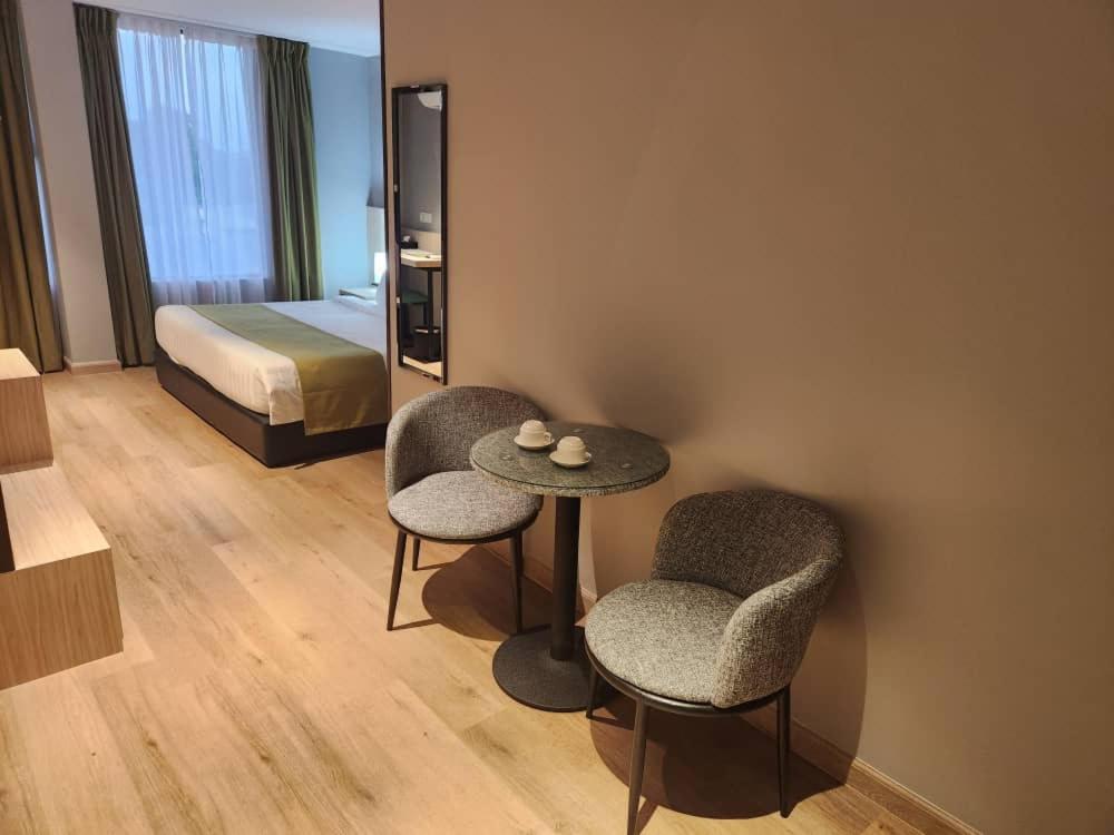 Deluxe King Room - Photo 4