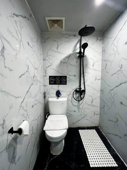 One-Bedroom Apartment - Photo 2