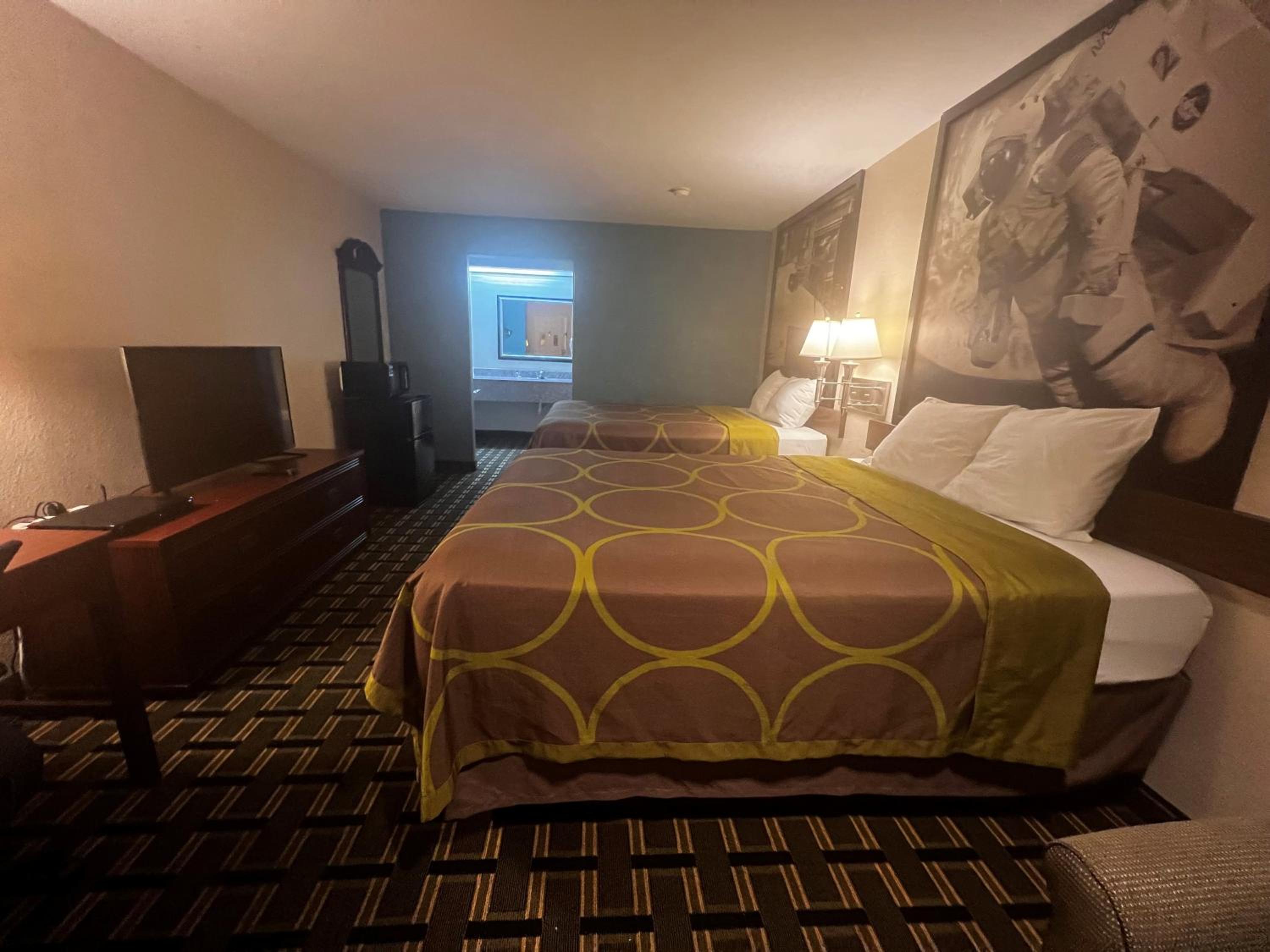 Queen Room with Two Queen Beds - Non-Smoking photo 2
