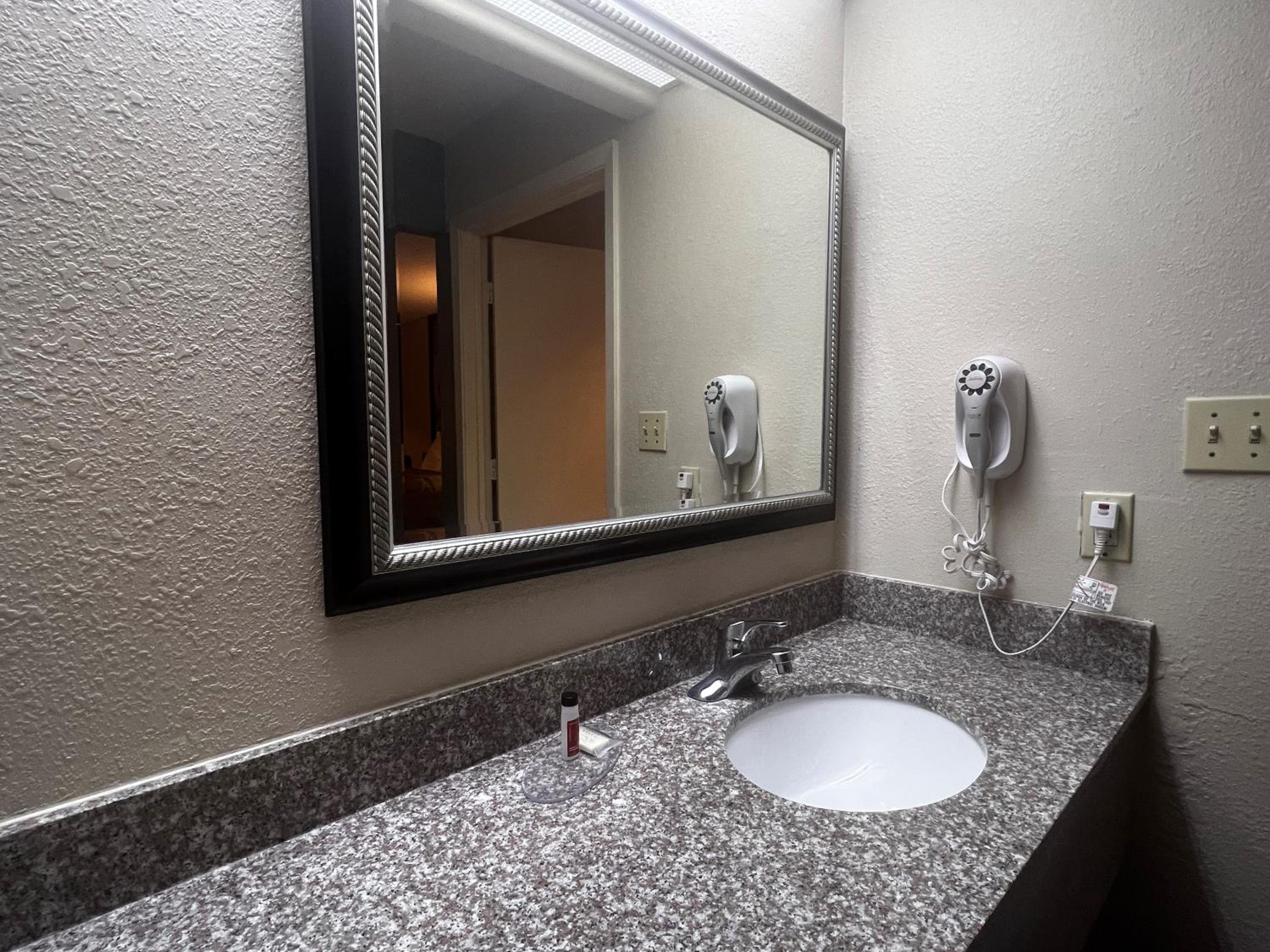 King Room - Non-Smoking photo 3