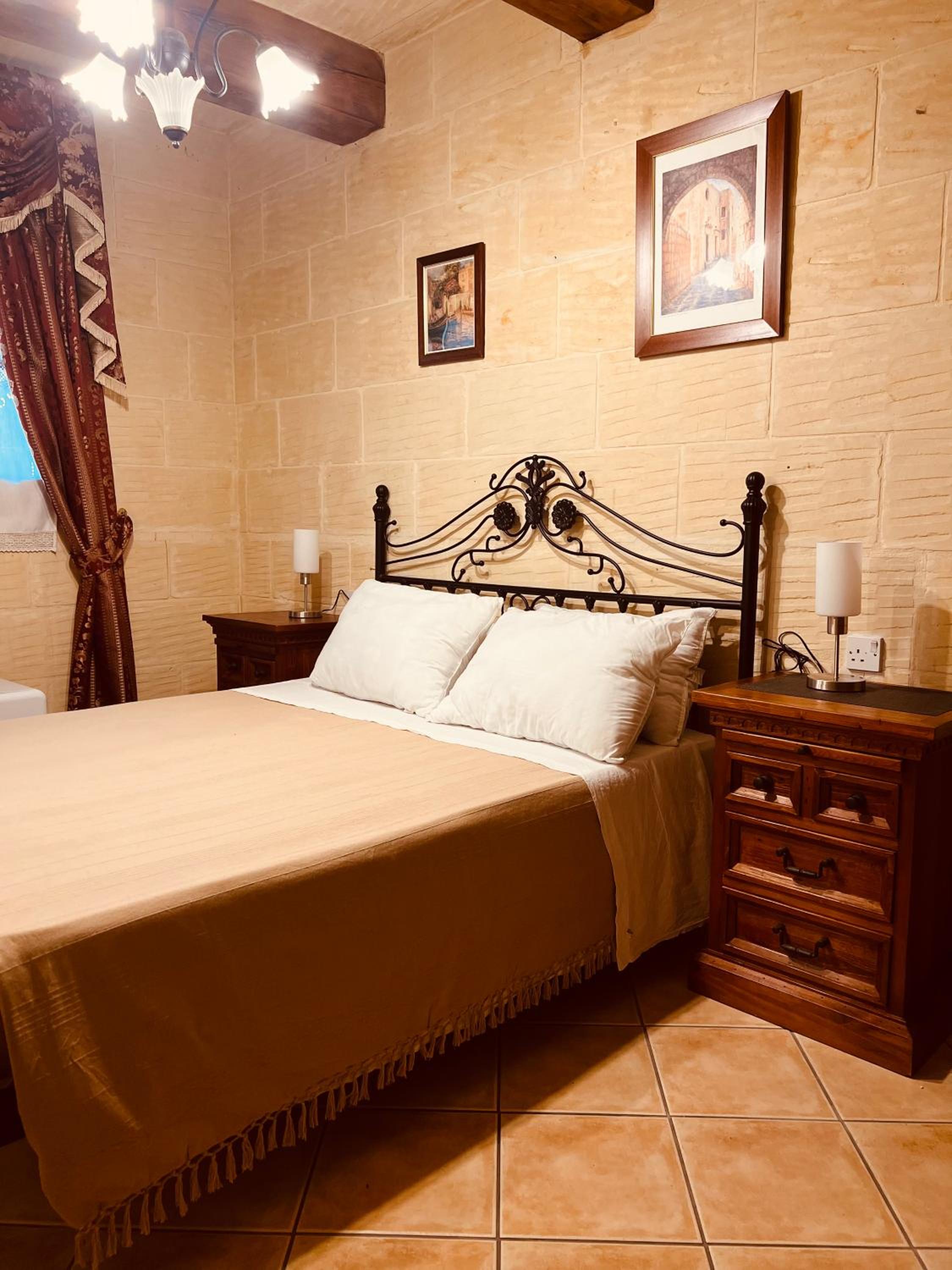 Double Room with Private External Bathroom photo 2