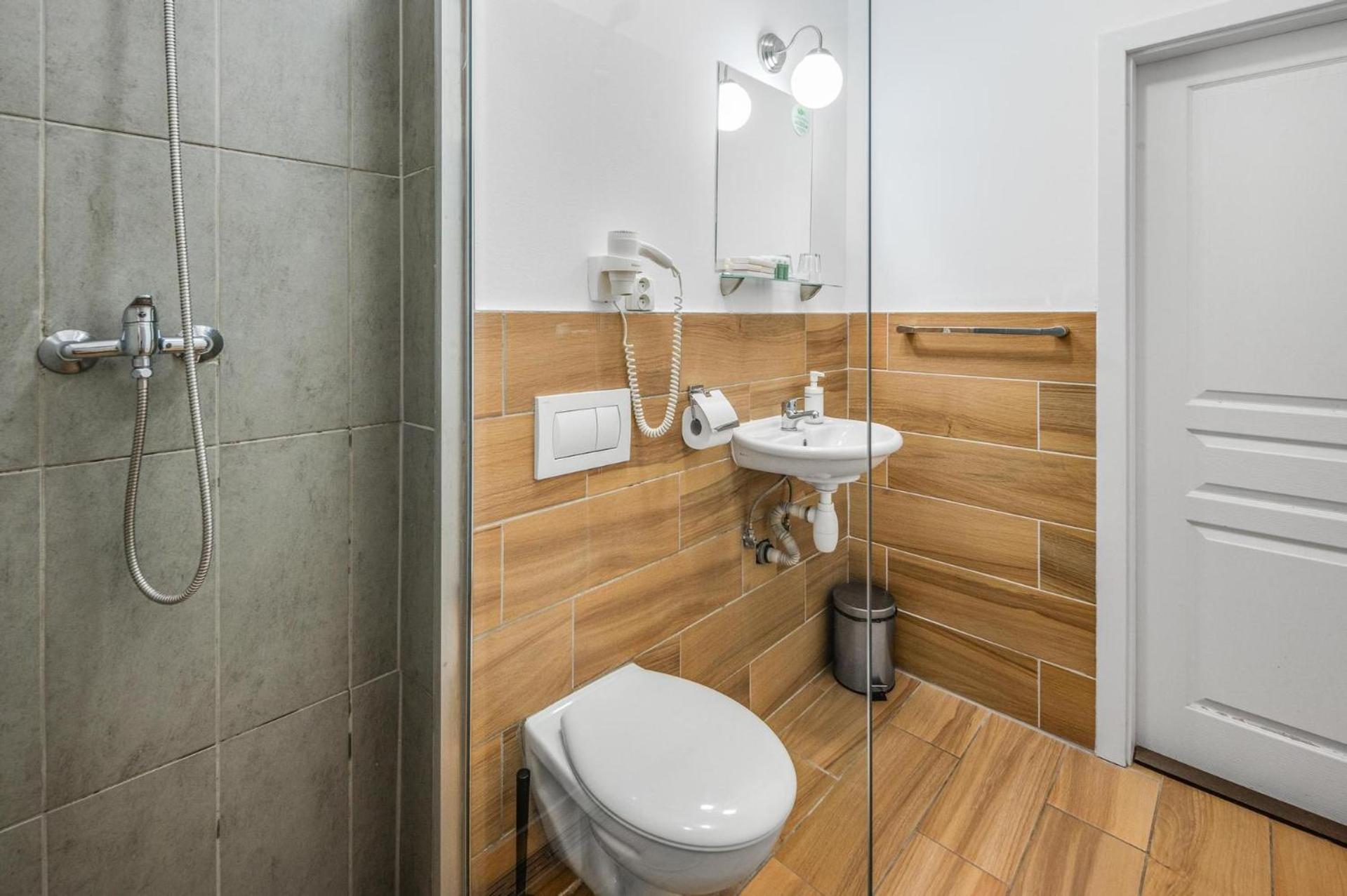 Quadruple Room - Photo 8