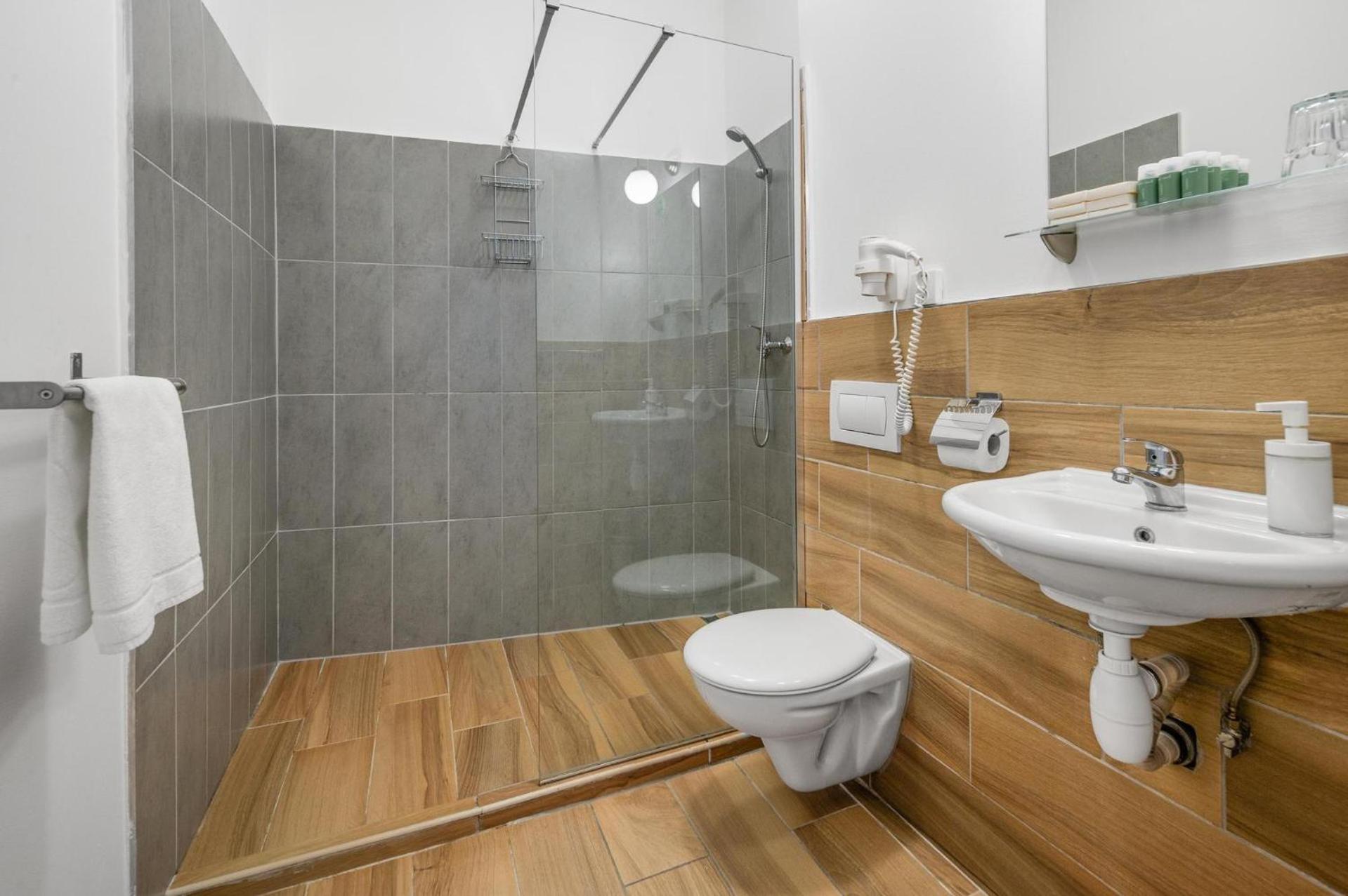 Quadruple Room - Photo 3