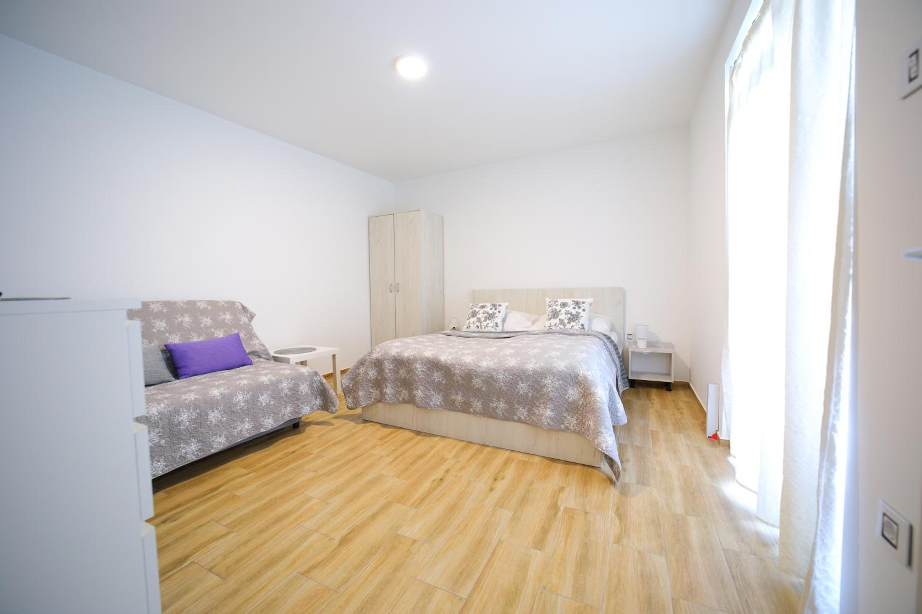 One-Bedroom Apartment photo 1