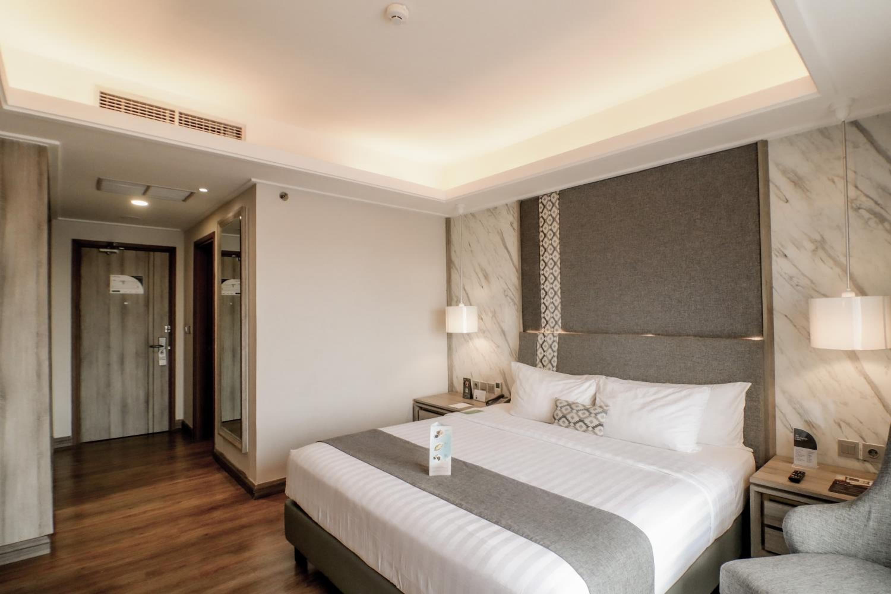 Deluxe King Room - Photo 3