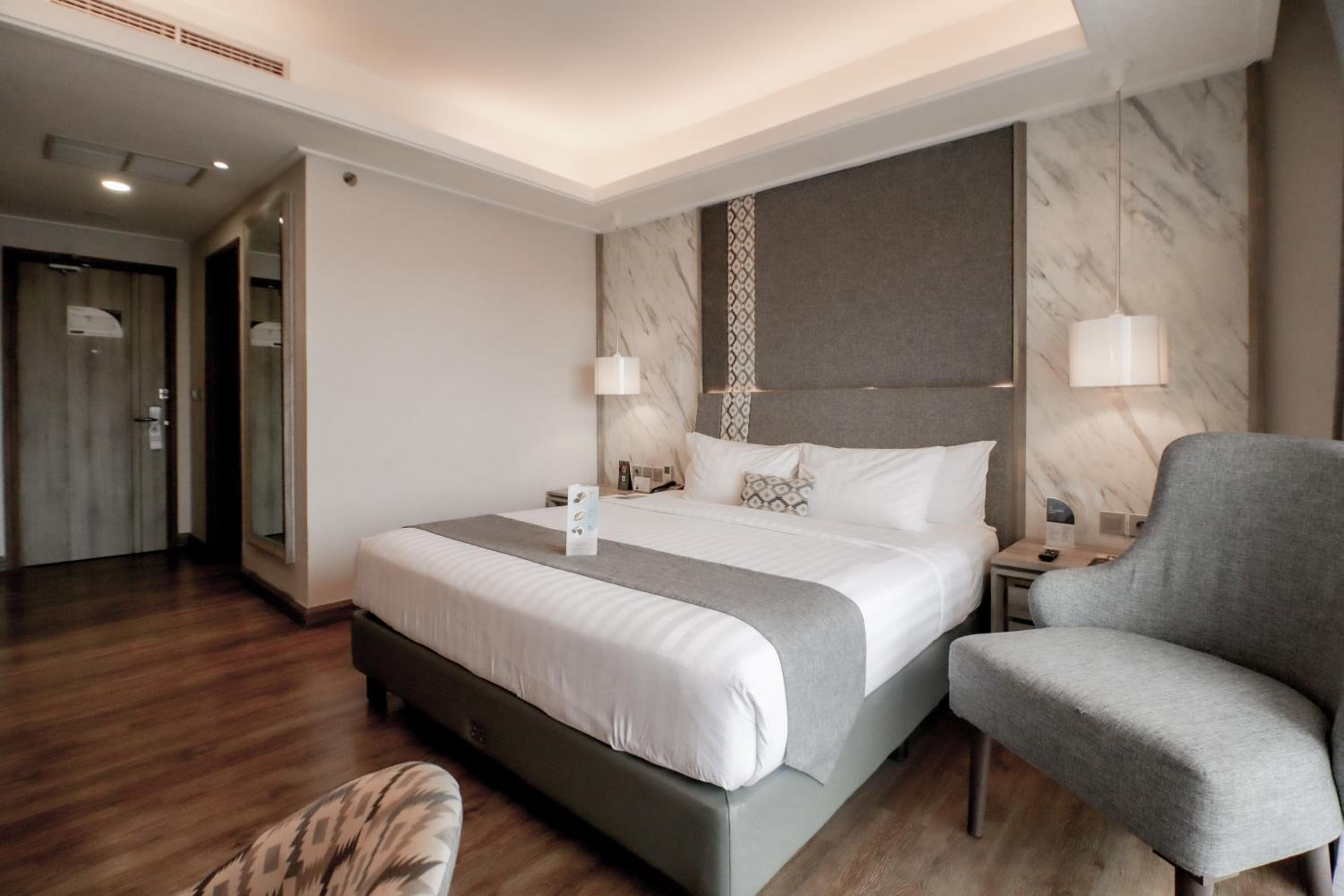 Deluxe King Room - Photo 4