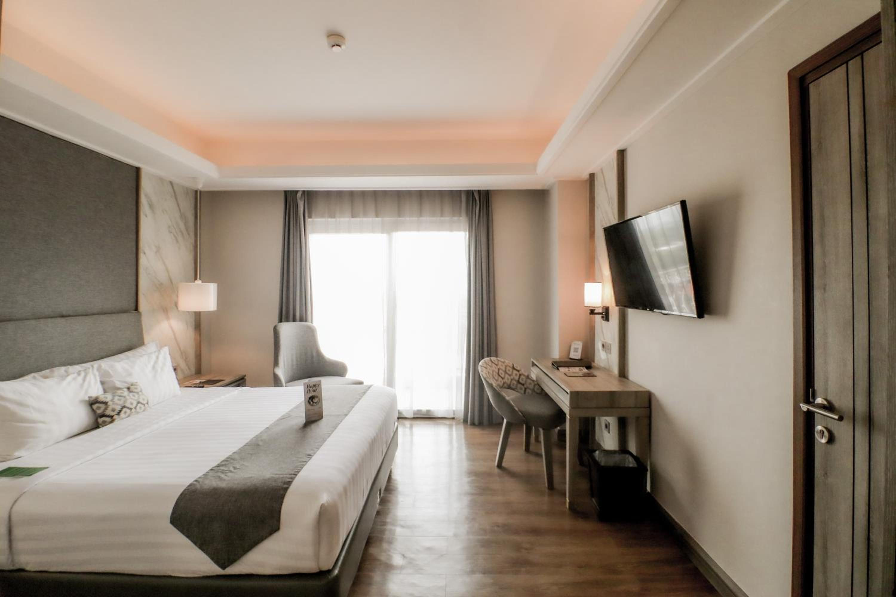 Deluxe King Room - Photo 2