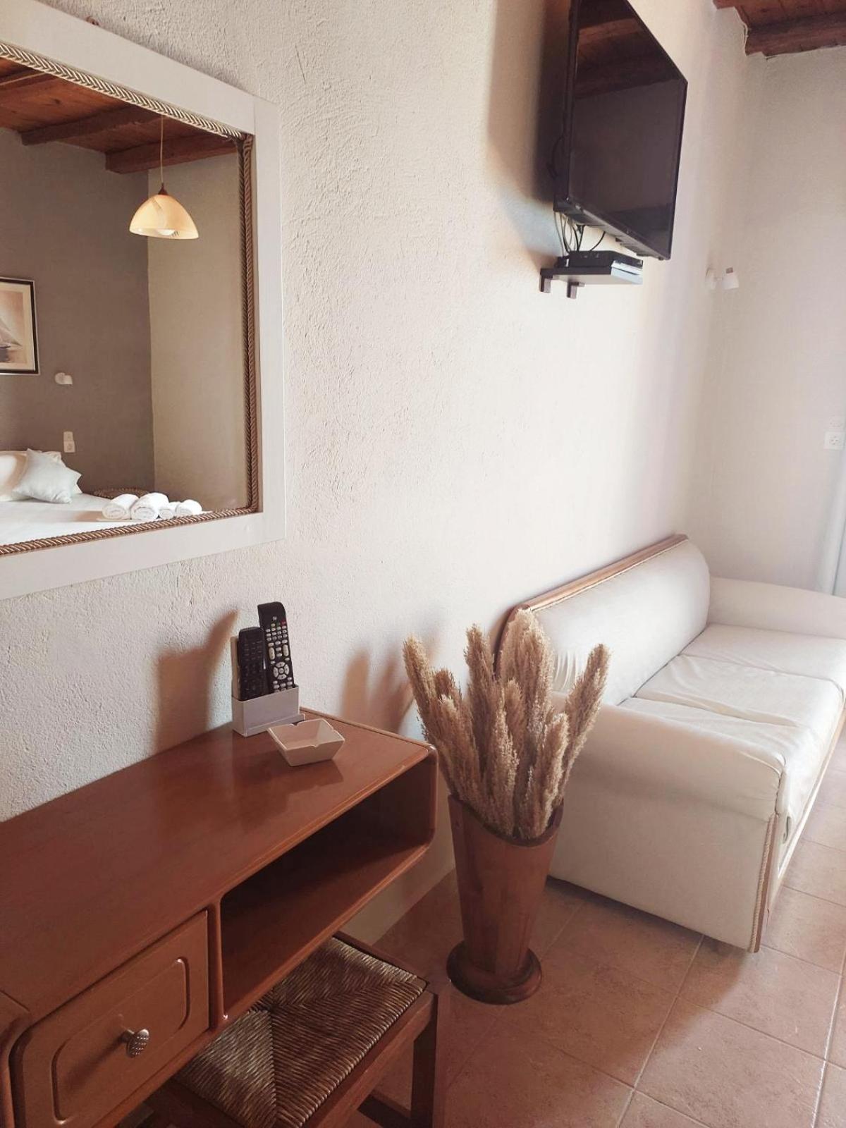 Deluxe Double Room with Balcony and Sea View photo 3