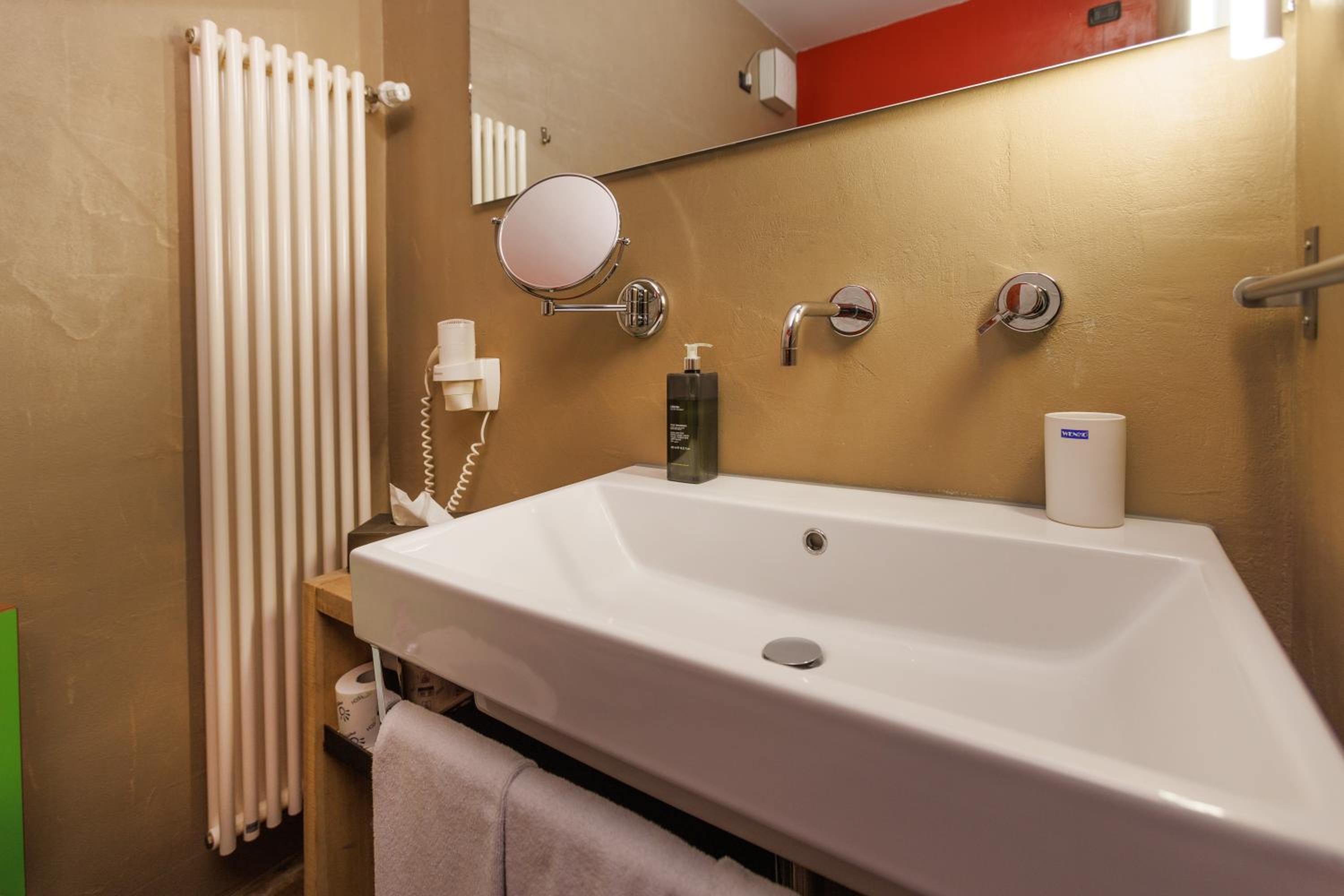 Triple Room Front Lake with Balcony (2 adults  + 1 child)  - Photo 7