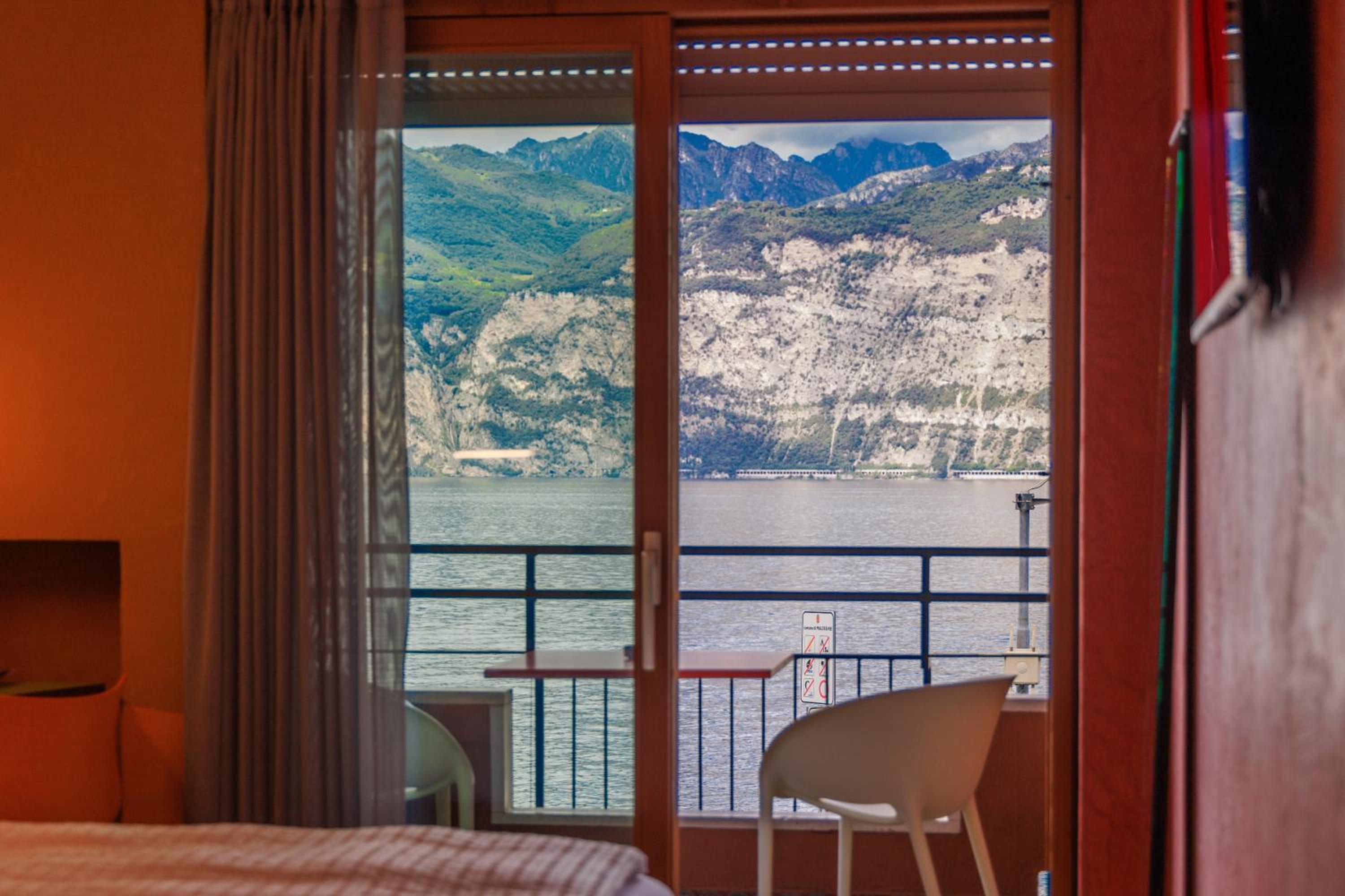 Triple Room Front Lake with Balcony (2 adults  + 1 child)  - Photo 4