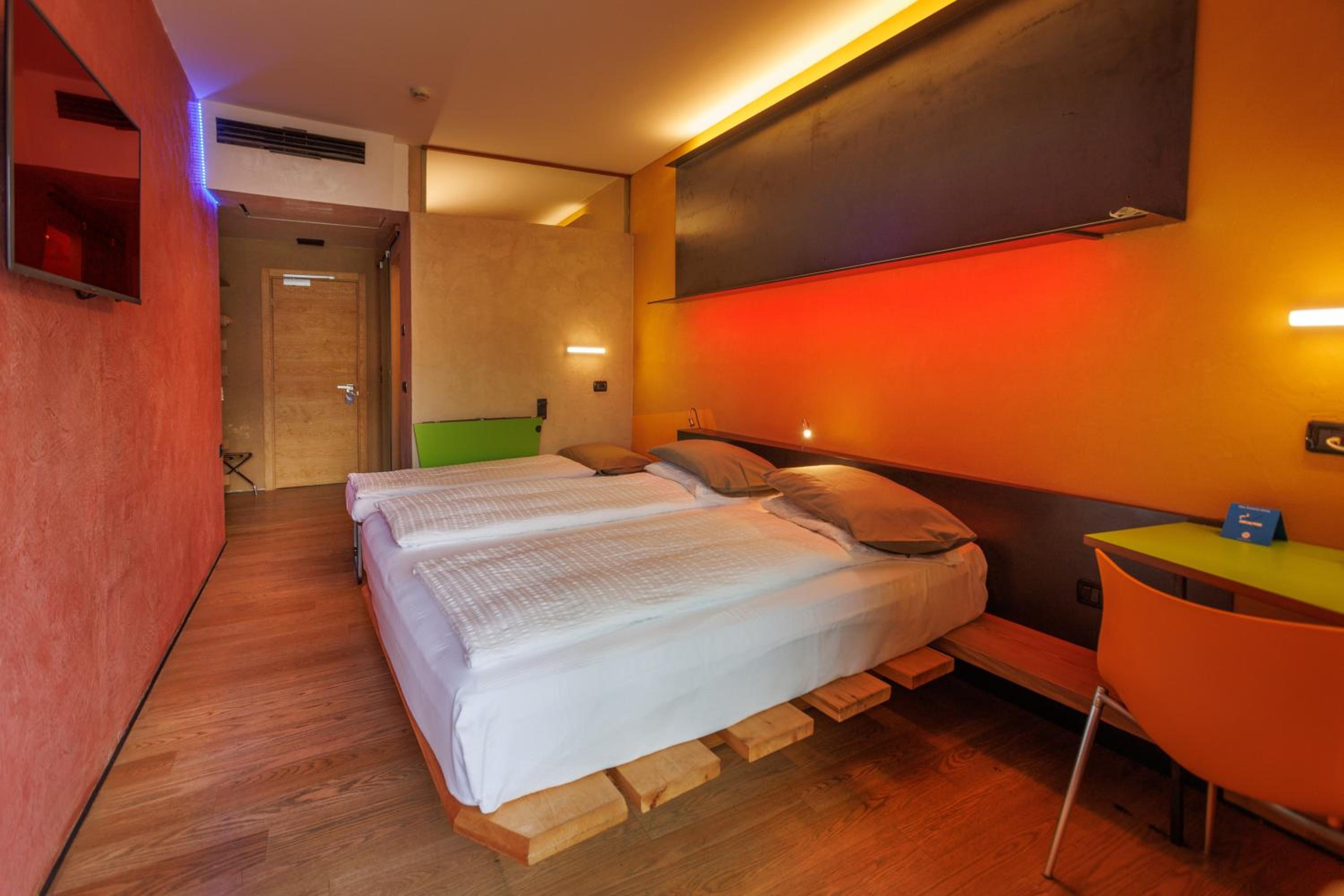 Triple Room Front Lake with Balcony (2 adults  + 1 child)  - Photo 9