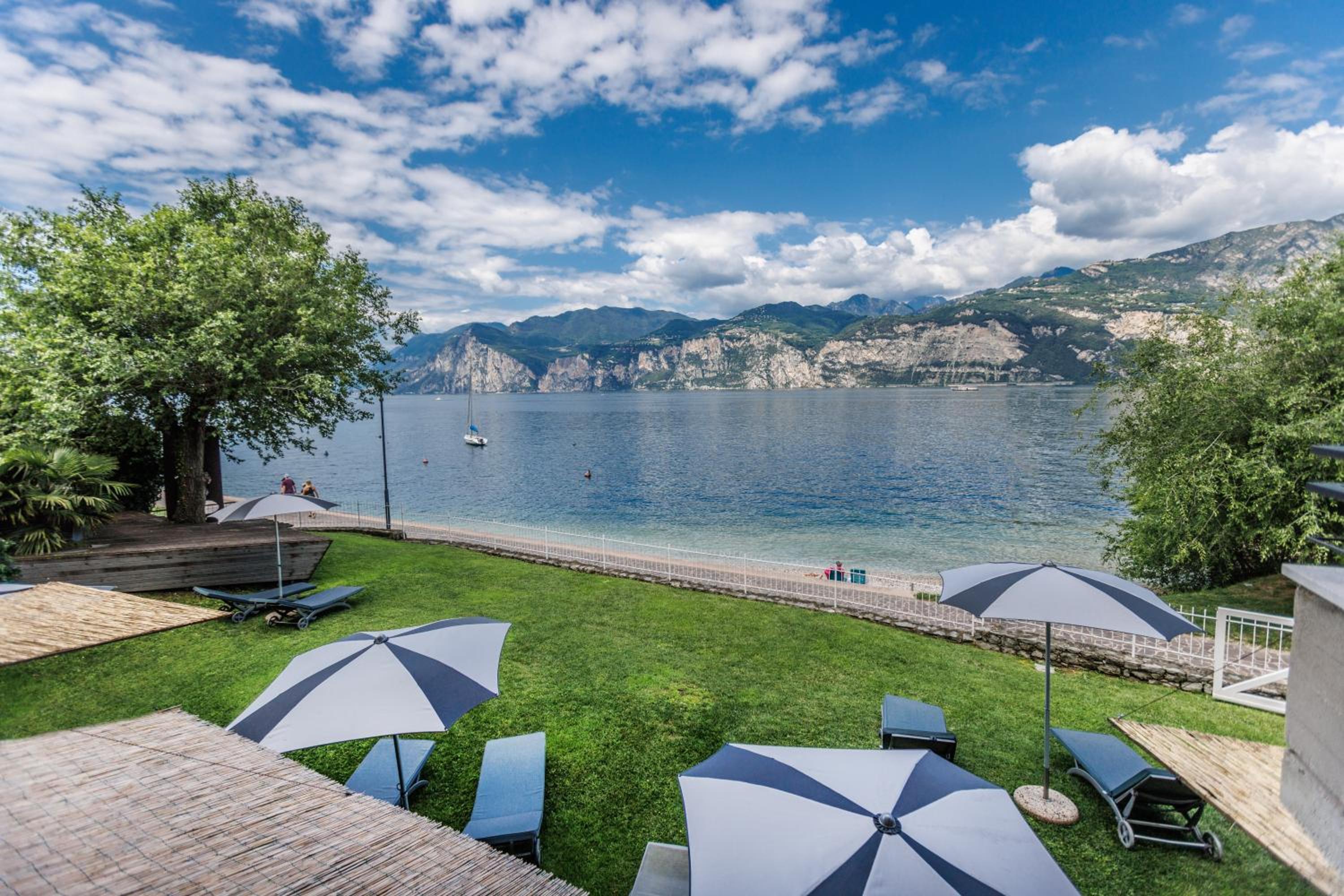 Triple Room Front Lake with Balcony (2 adults  + 1 child)  - Photo 16