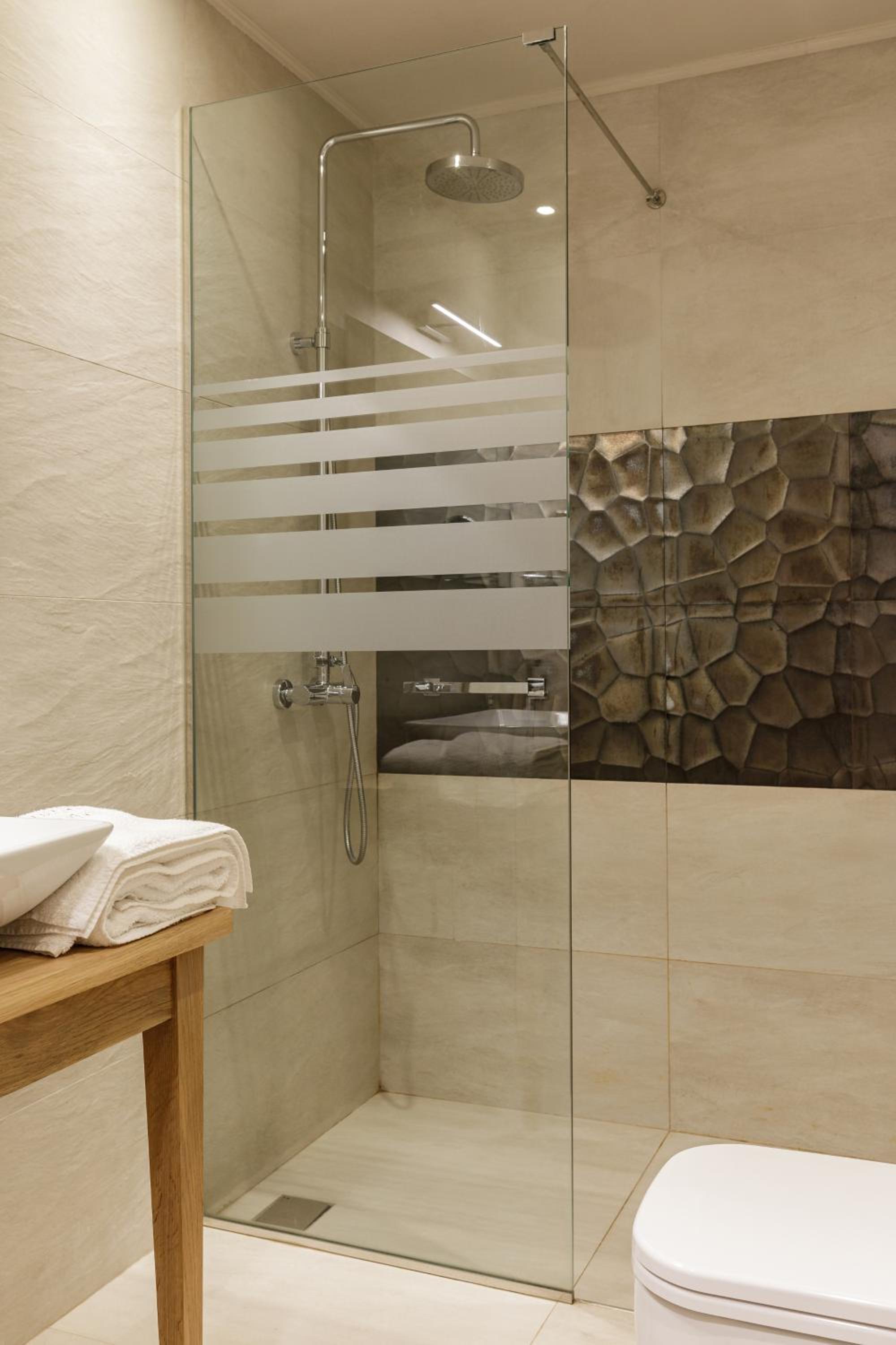 Deluxe Suite with Sea View - Photo 10
