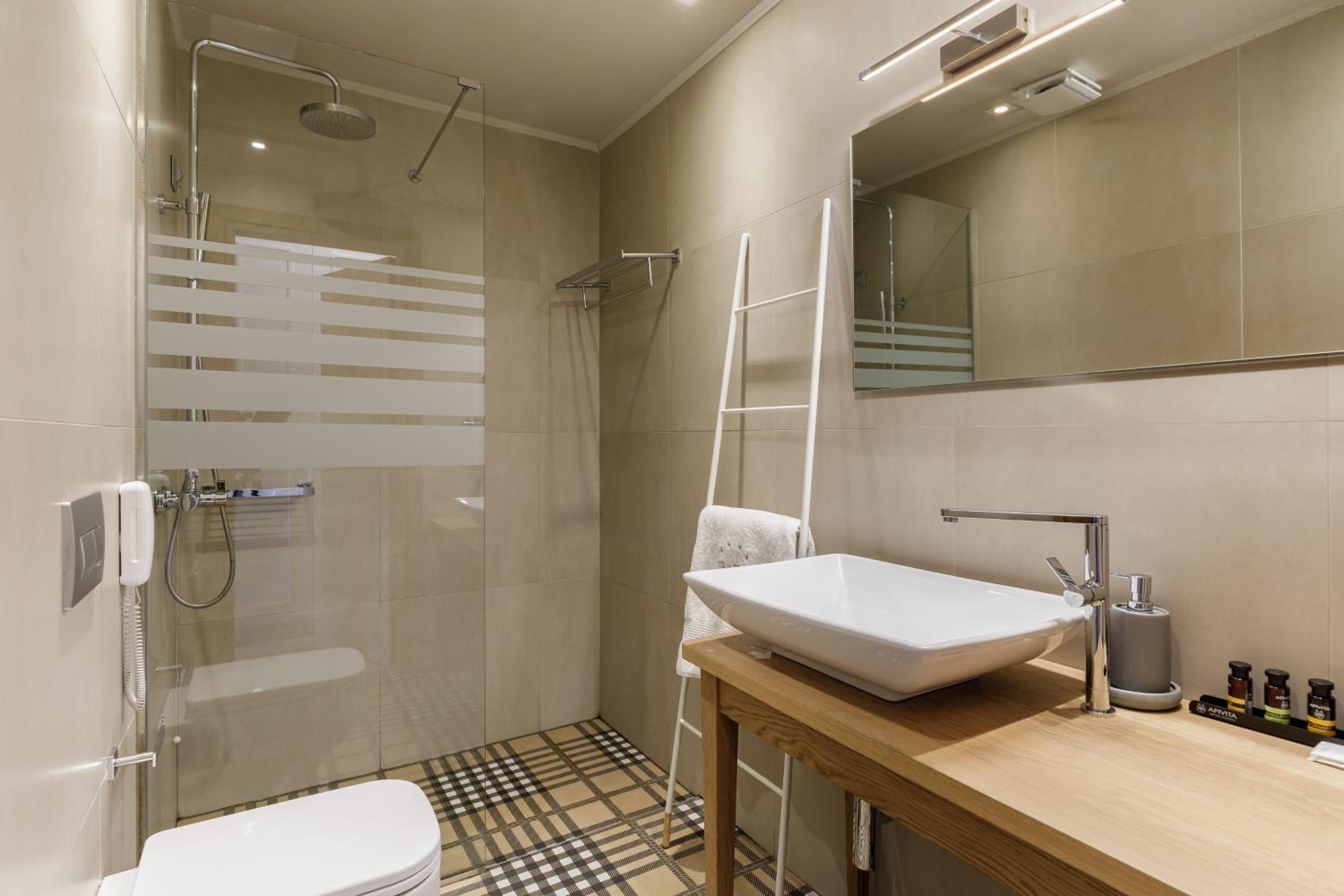 King Suite with Spa Bath - Photo 13