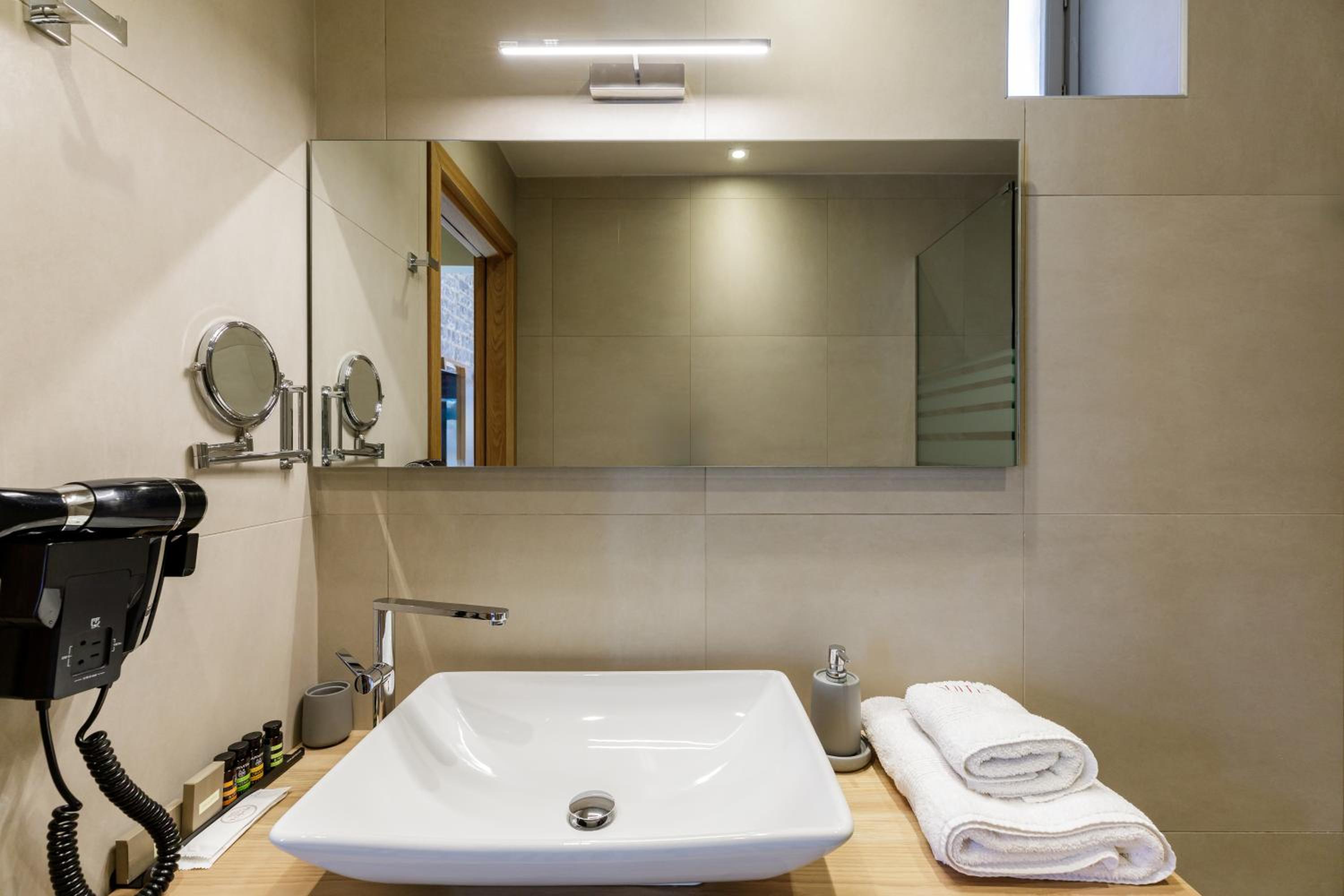 Deluxe Suite with Spa Bath - Photo 20