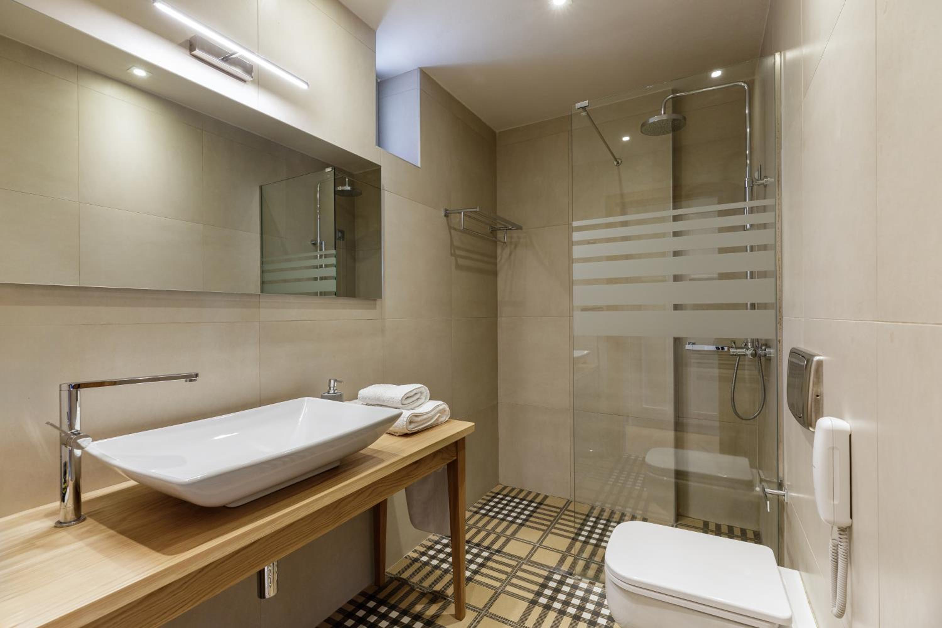 Deluxe Suite with Spa Bath - Photo 19