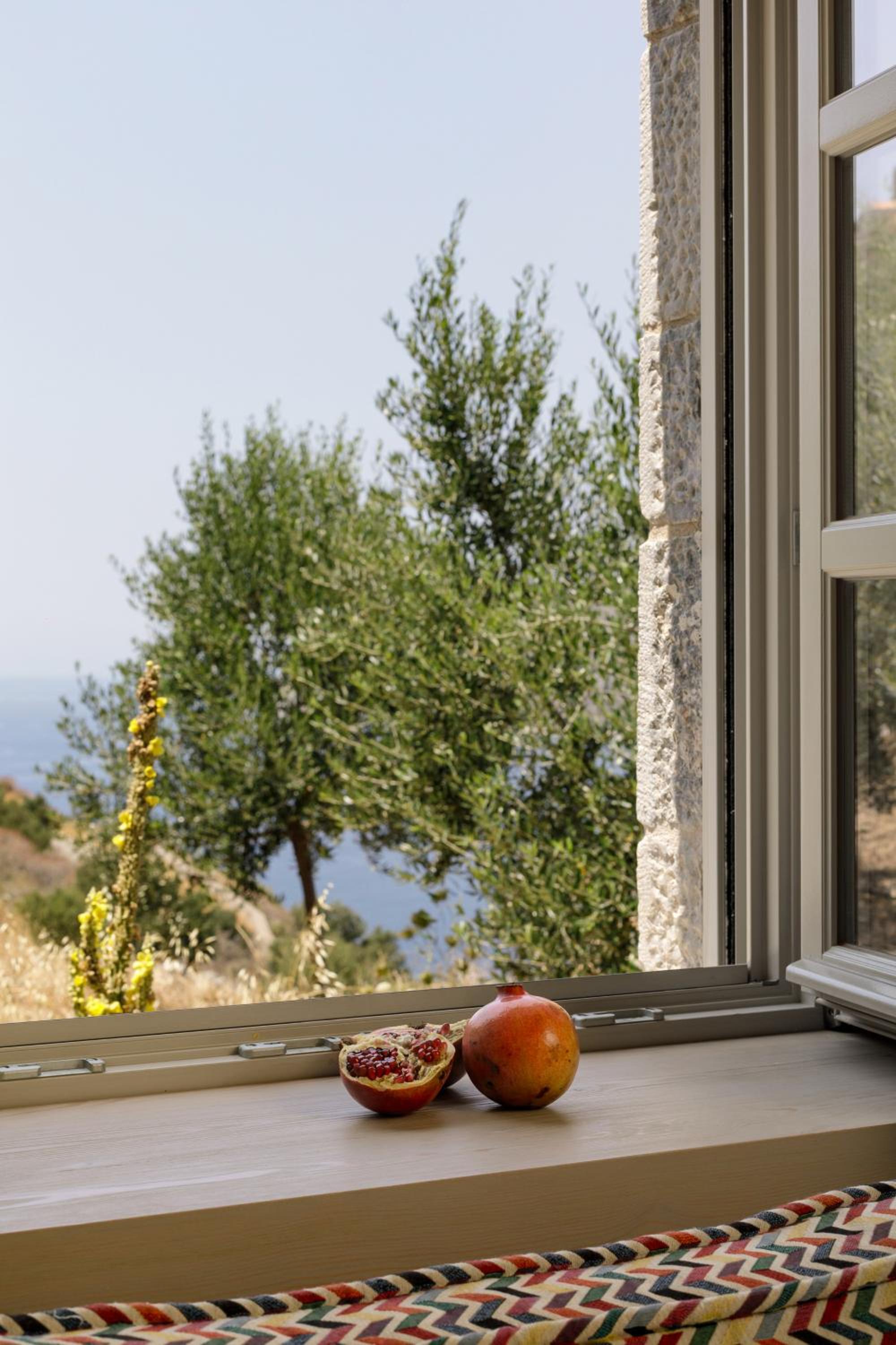 Deluxe Suite with Sea View - Photo 5